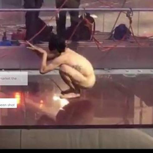 Hombre desnudo se trepa a las luces de neón en Times Square