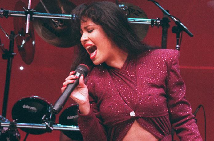 La demanda dice que después de la muerte de Selena en 1995, Pérez firmó un acuerdo que otorgaba todos los derechos de Selena y nombraba su heredero. (AP)