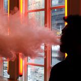 Francia planea prohibir vaporizadores desechables como parte de campaña nacional