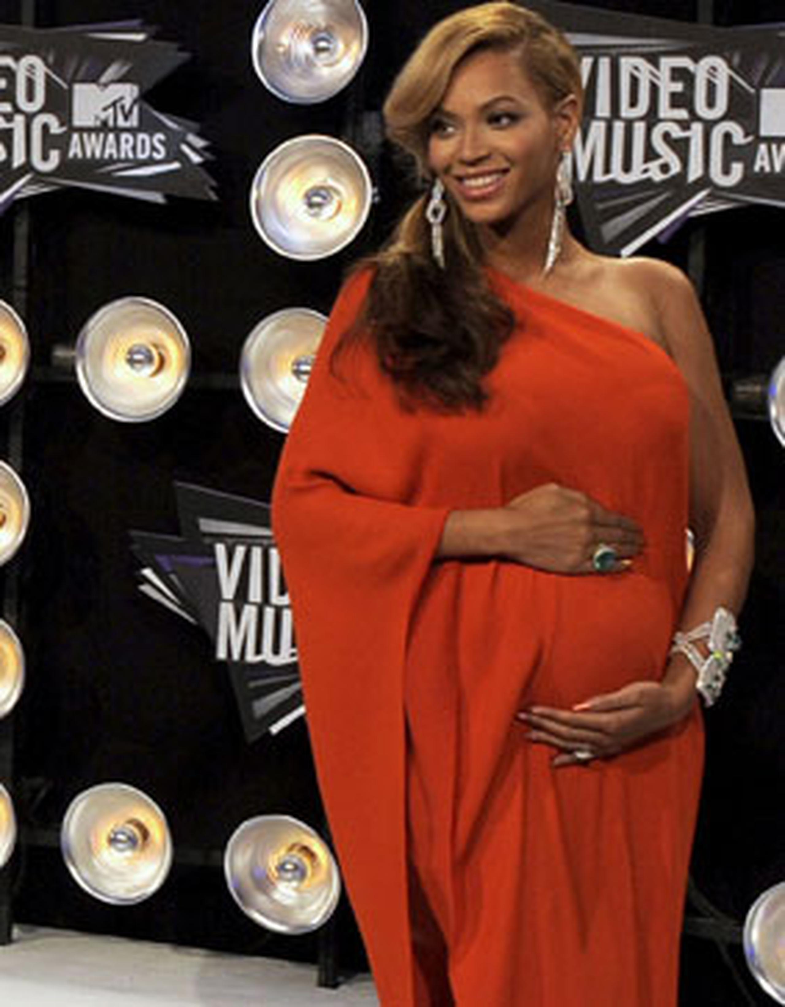 Beyonce mostró su barriguita de embarazada en la alfombra blanca de los premios MTV Video Music Awards.  (AP/Chris Pizzello)