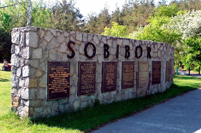 Fotografía de archivo tomada el 29 de noviembre de 2005 que muestra un monumento conmemorativo del campo de exterminio de Sobibor en Polonia. EFE/Przemek Wierchowski
