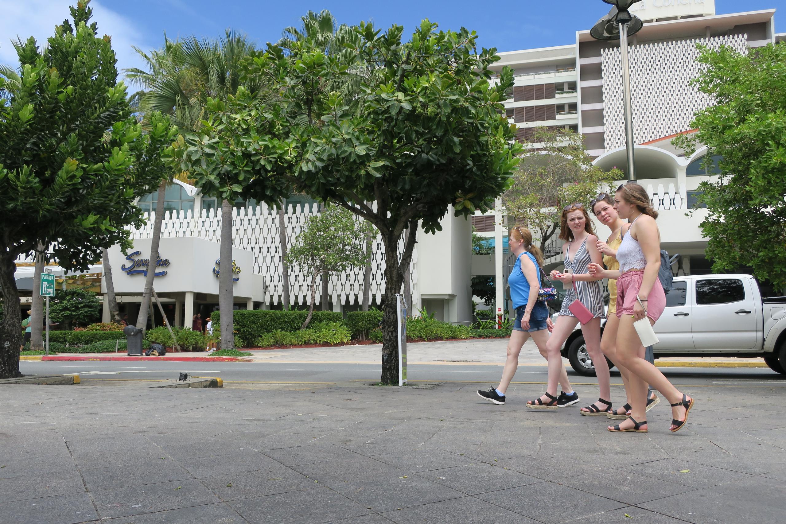 Un grupo de jóvenes turistas caminan por el sector de Condado.