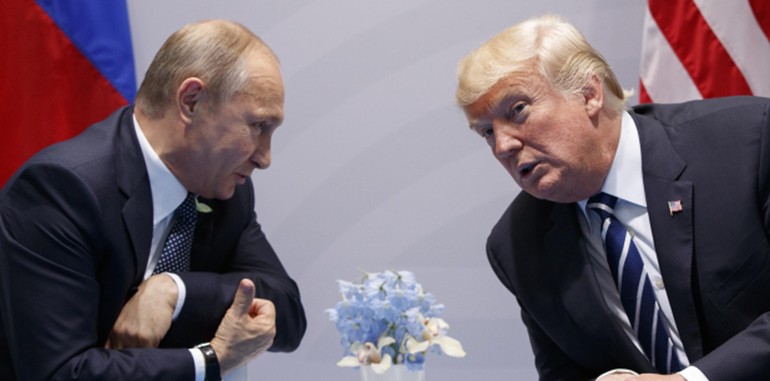 Vladimir Putin, presidente de Rusia, y Donald Trump, presidente de los Estados Unidos. (AP / Evan Vucci)