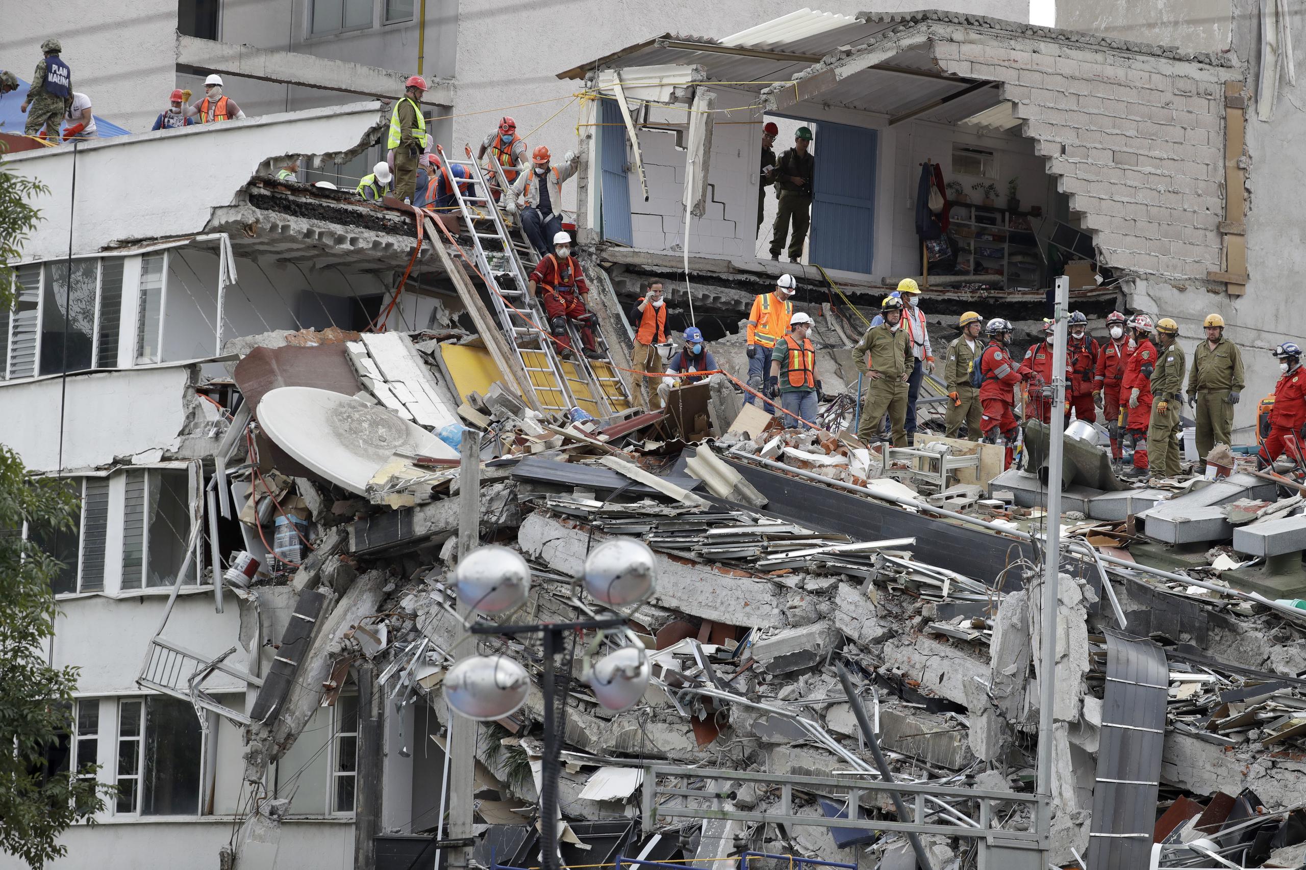 Especialistas trabajan en un edificio en Ciudad de México colapsado por el sismo de magnitud 7.1 ocurrido el 19 de septiembre de 2017 en México.