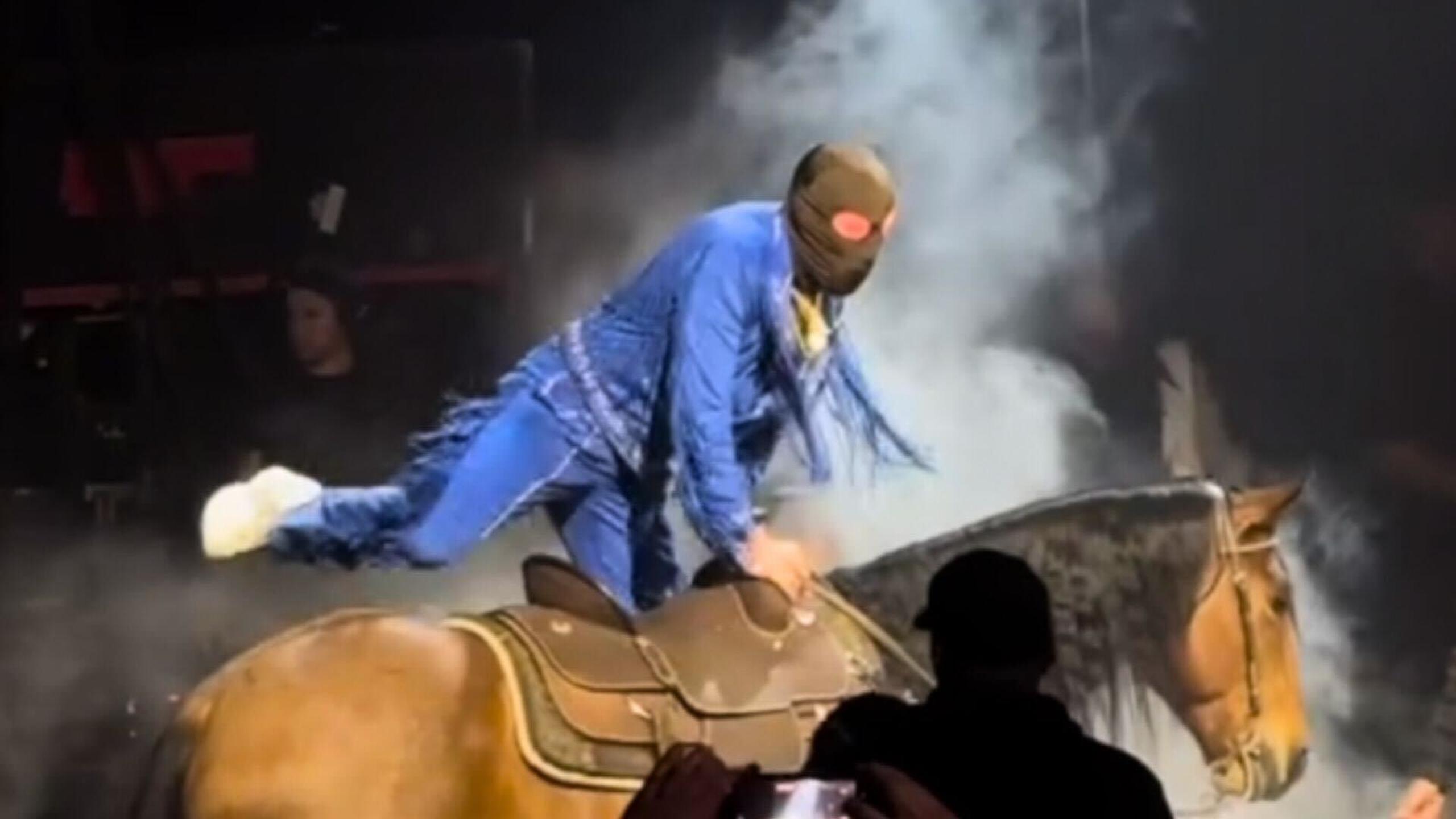Bad Bunny comenzó su "Most Wanted Tour" el pasado miércoles montado en caballo.