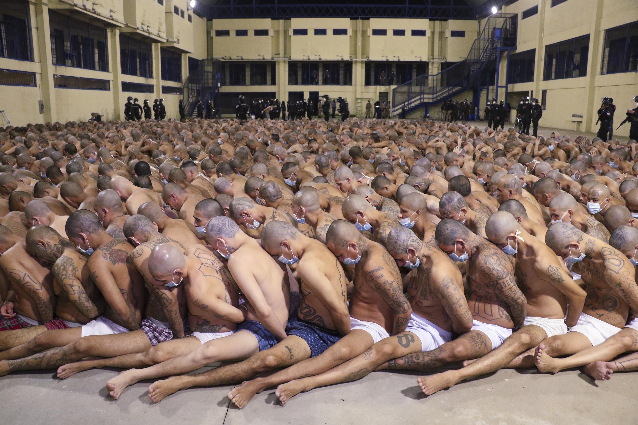 Los presos  usan máscaras durante una operación de seguridad en la prisión de Izalco en San Salvador, El Salvador.