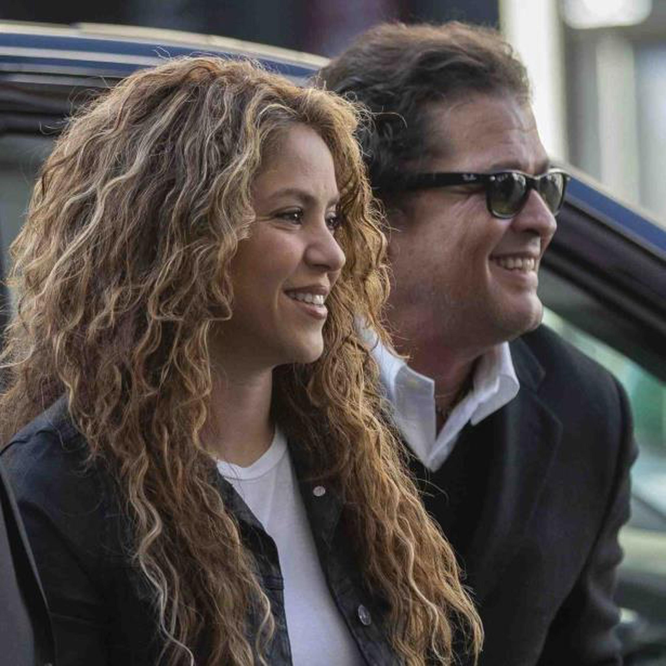 Shakira y Vives llegaron juntos y sonrientes al juzgado de lo mercantil en la céntrica Gran Vía de la capital española.  (AP)