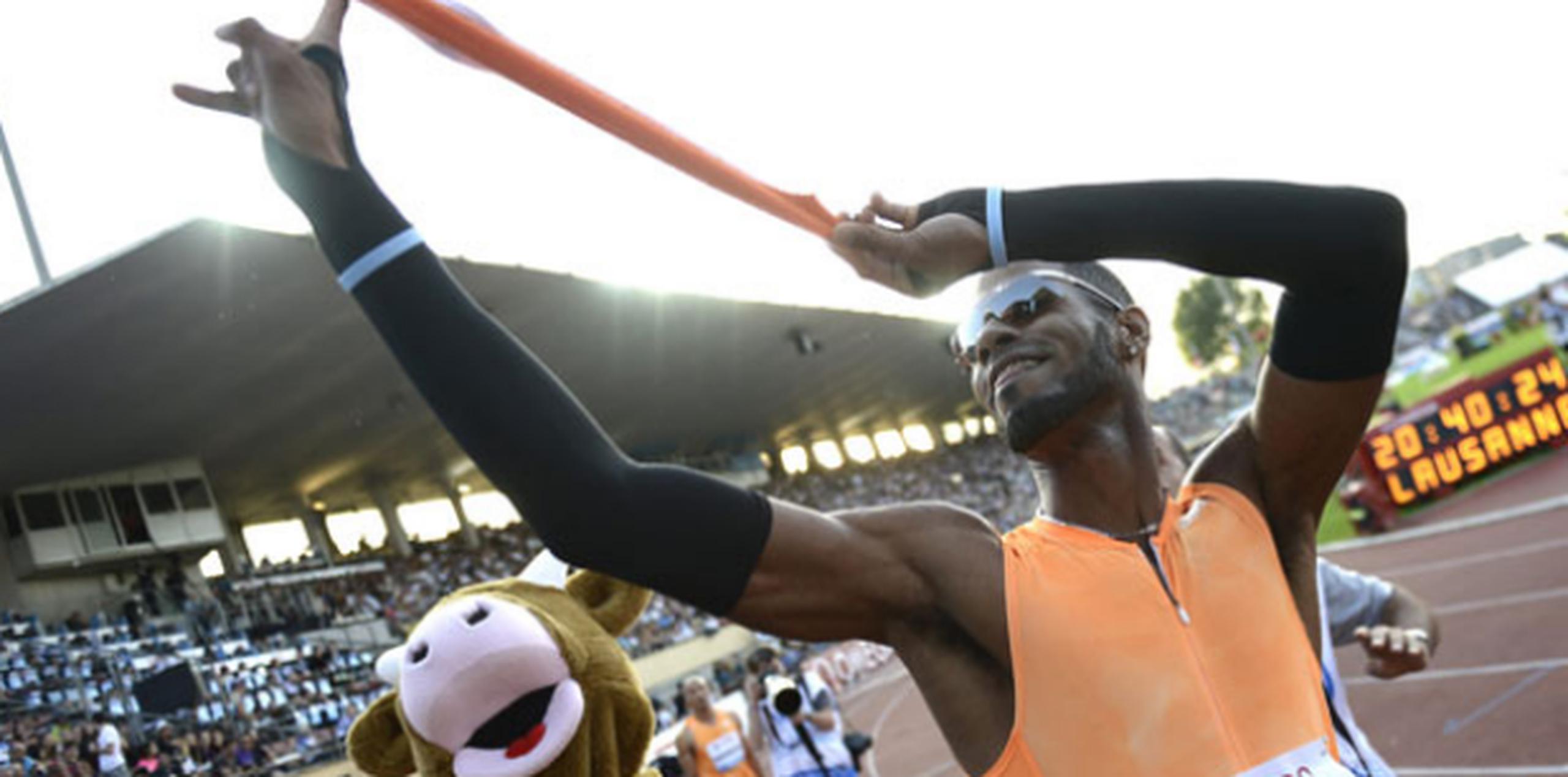 El atleta celebra después de ganar la prueba de 400 metros vallas masculino durante la competencia de la Liga de Diamante IAAF en el Estadio Olímpico de la Pontaise en Lausanne.(EFE)