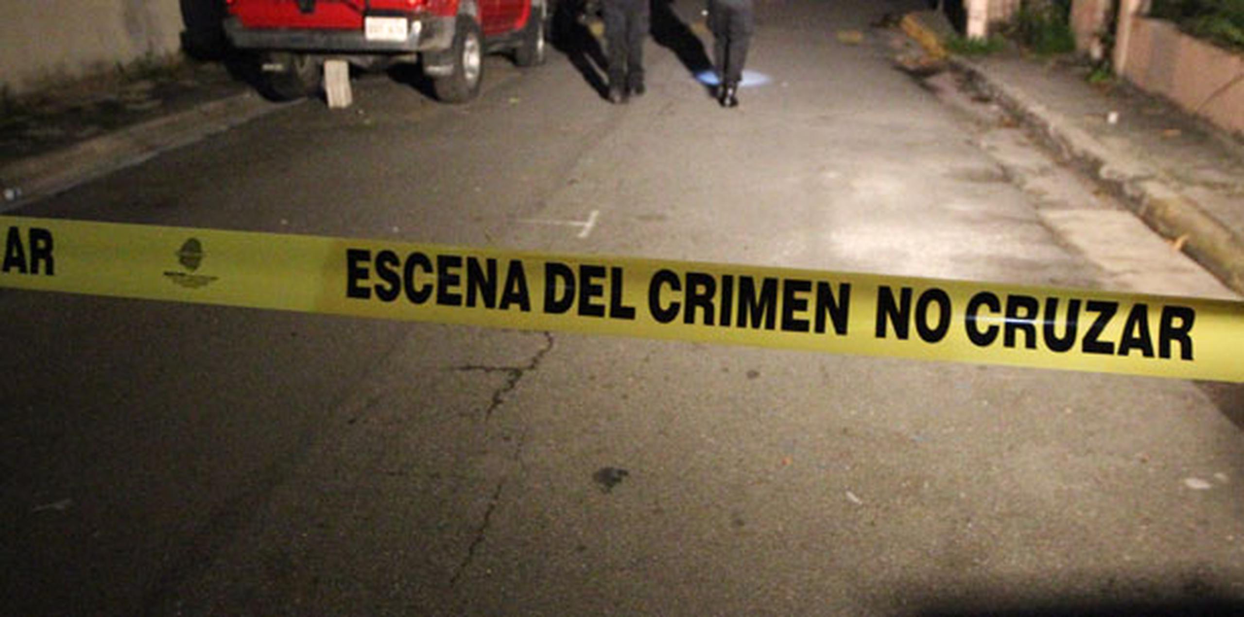 Agentes de la División de Homicidios del CIC de San Juan, en unión al fiscal de turno, se encuentran en la escena iniciando la investigación. (Archivo)