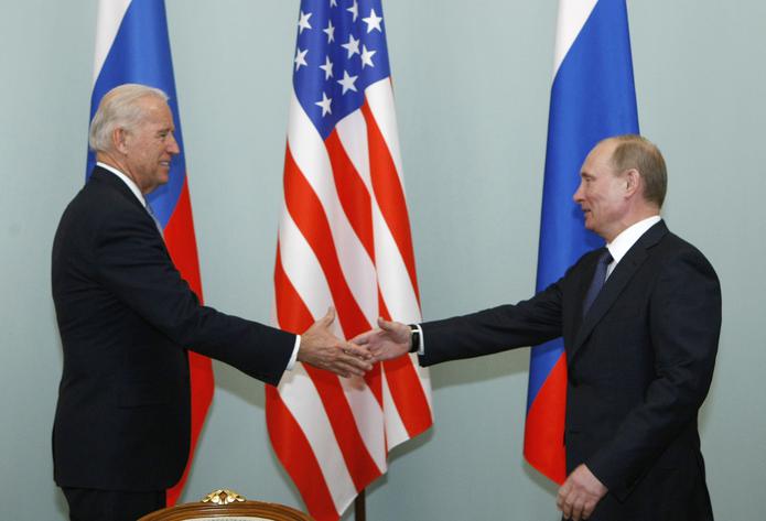 Imagen de archivo de marzo del 2011 cuando Joe Biden era vicepresidente de Estados Unidos y saludaba a Vladimir Putin que en aquel entonces era primer ministro de Rusia.