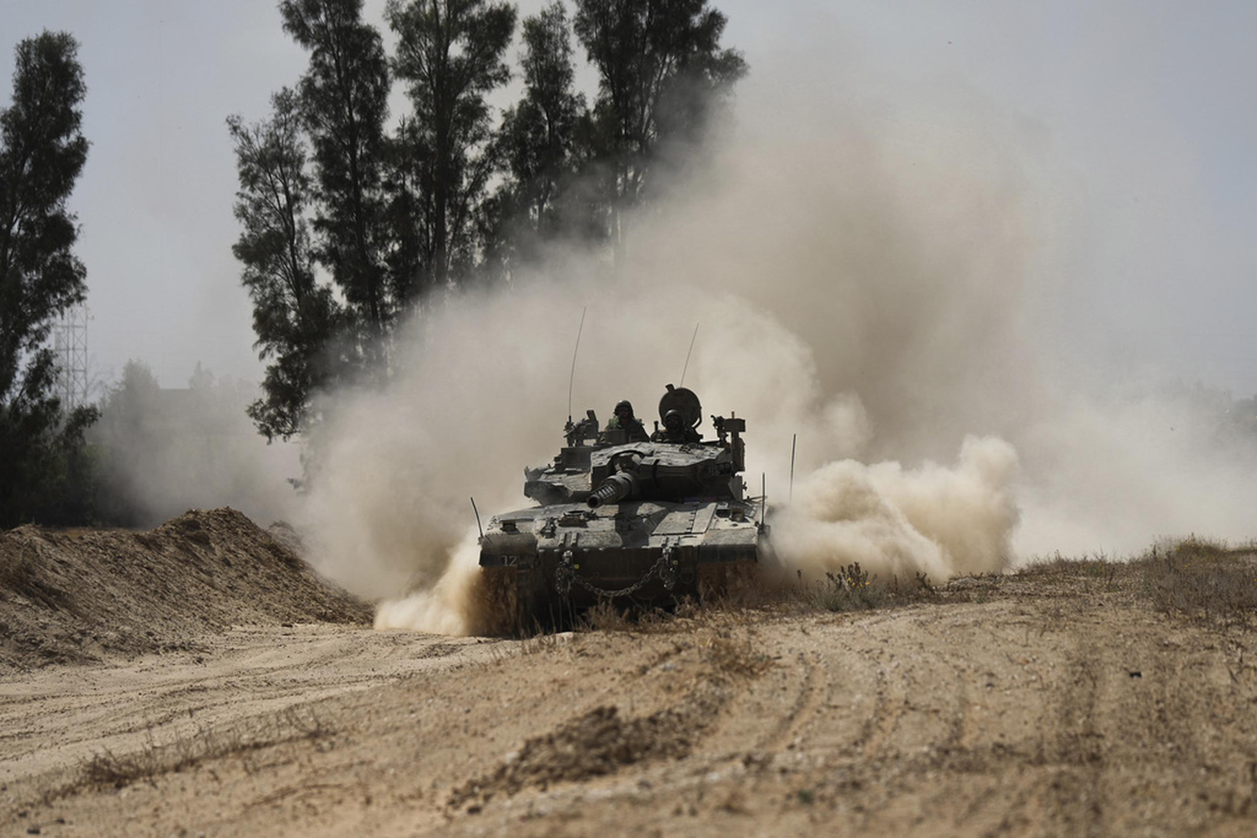 Un tanque israelí se mueve cerca de la frontera de la Franja de Gaza en el sur de Israel, el 11 de abril de 2024.