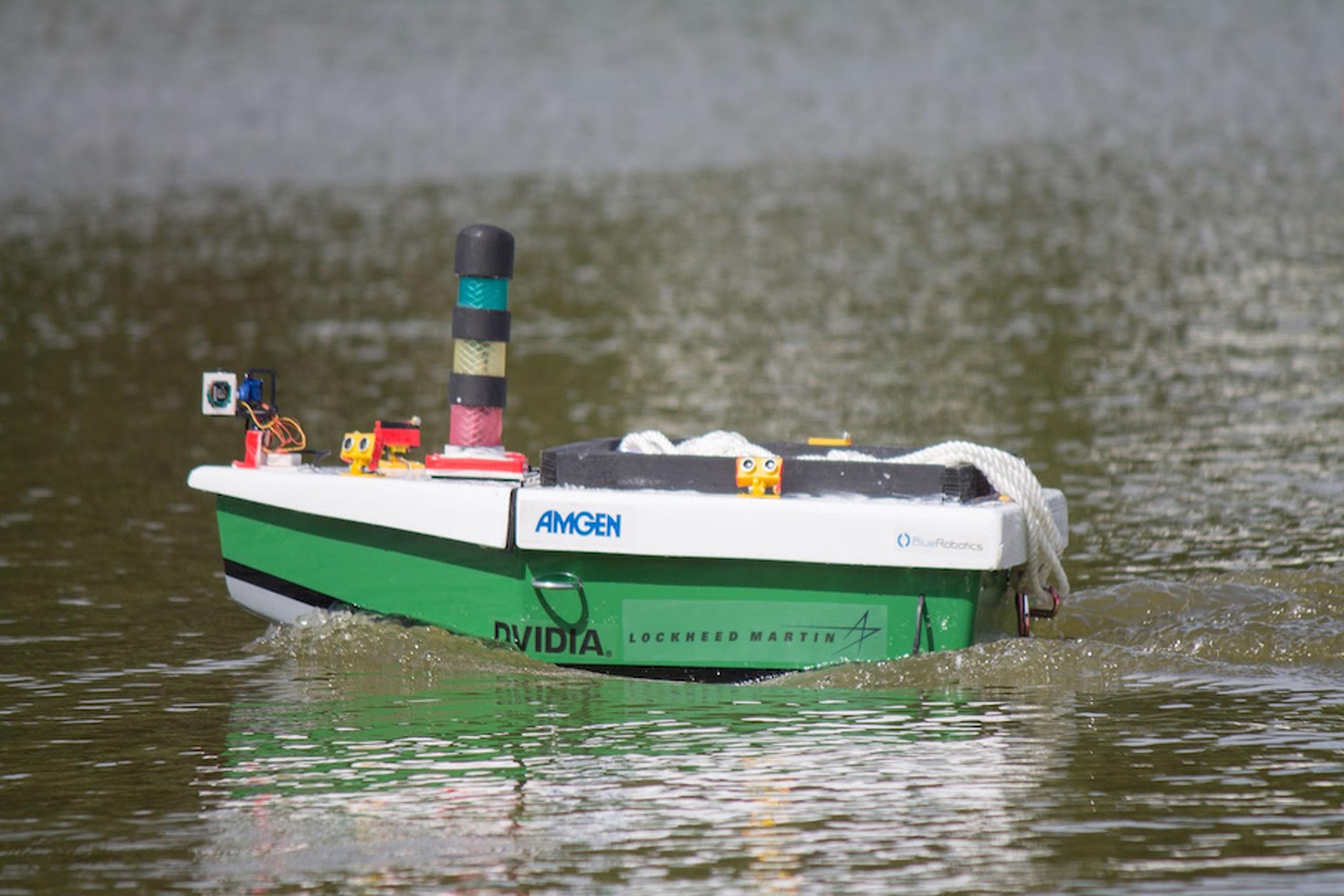 Los estudiantes construyeron el RUM-BA, una embarcación que participó en el "International RoboBoat Competition", realizado de manera virtual.