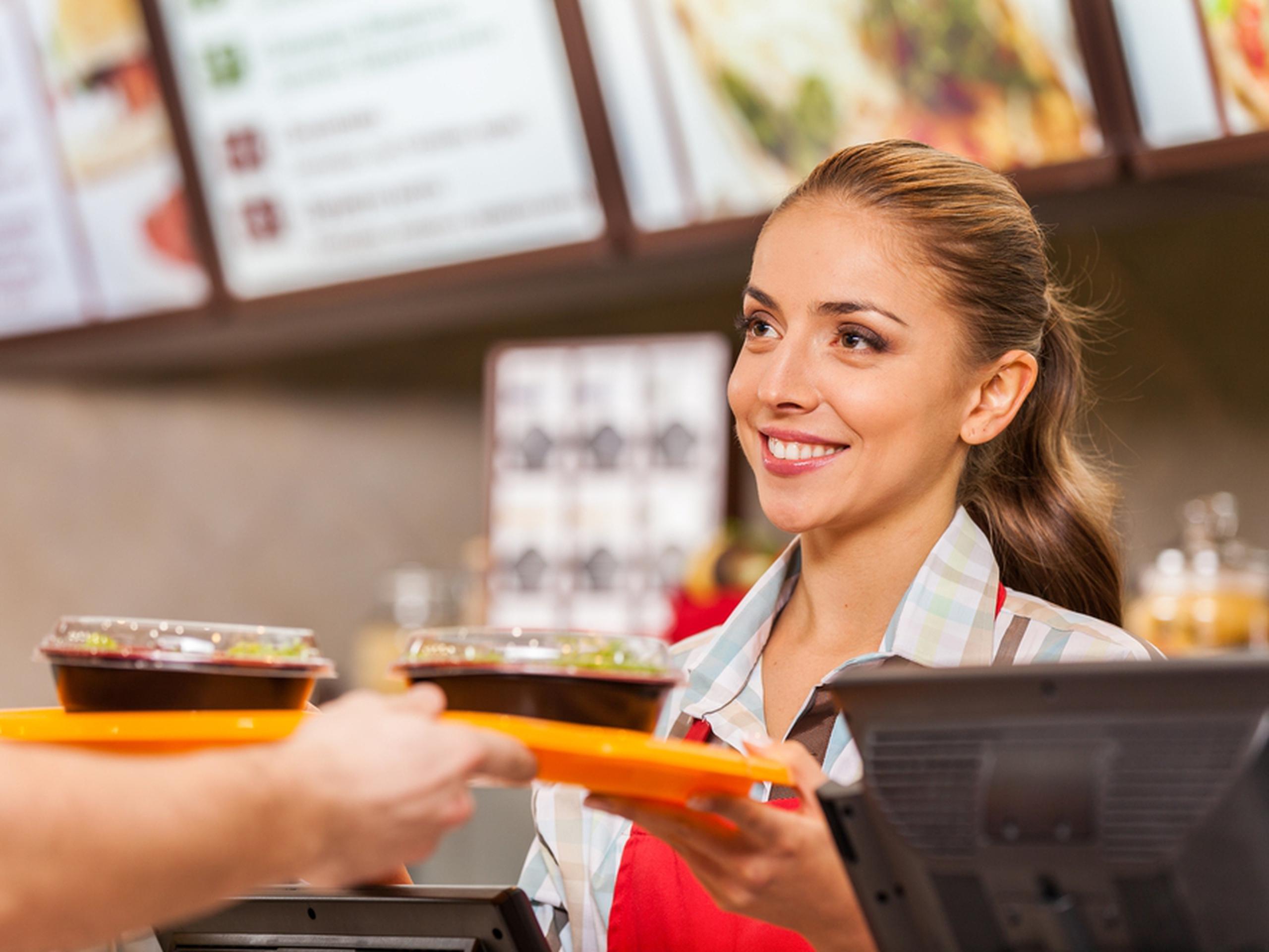Empleos para trabajadores de comidas rápidas y dependientes de mostrador están en demanda.