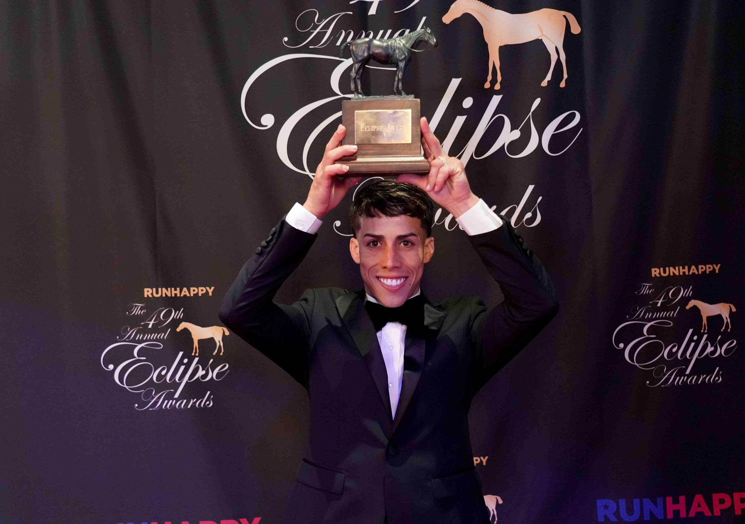 Irad Ortiz, hijo, levanta el trofeo Eclipse luego de ser reconocido como el Mejor Jinete del hipismo norteamericano por su desempeño en 2019. (Horsephotos.com/NTRA)