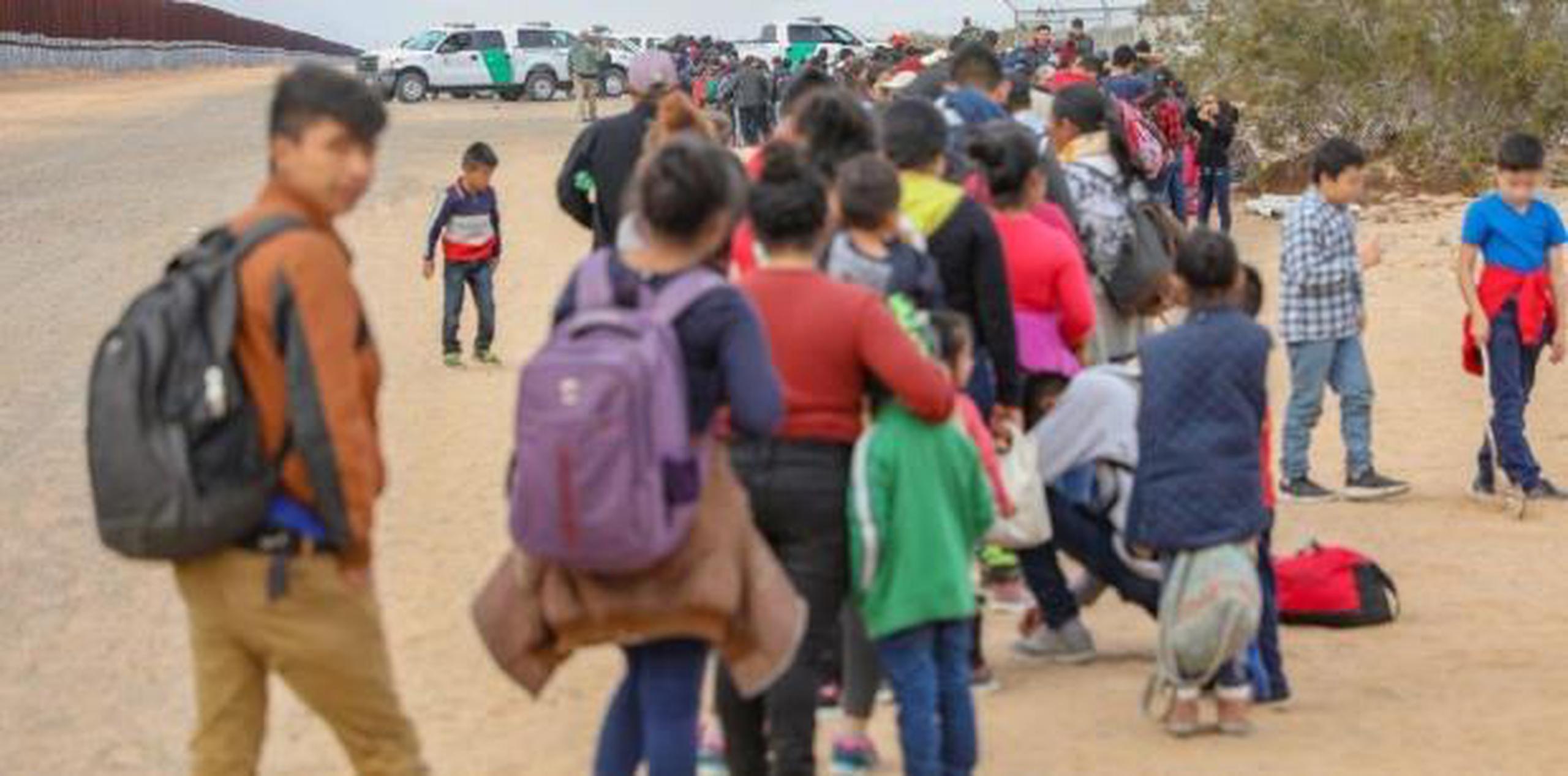 Los inmigrantes cavaron en total siete agujeros por debajo de la valla fronteriza de acero. Otros treparon y saltaron la barda, de acuerdo a ABC News. (EFE)