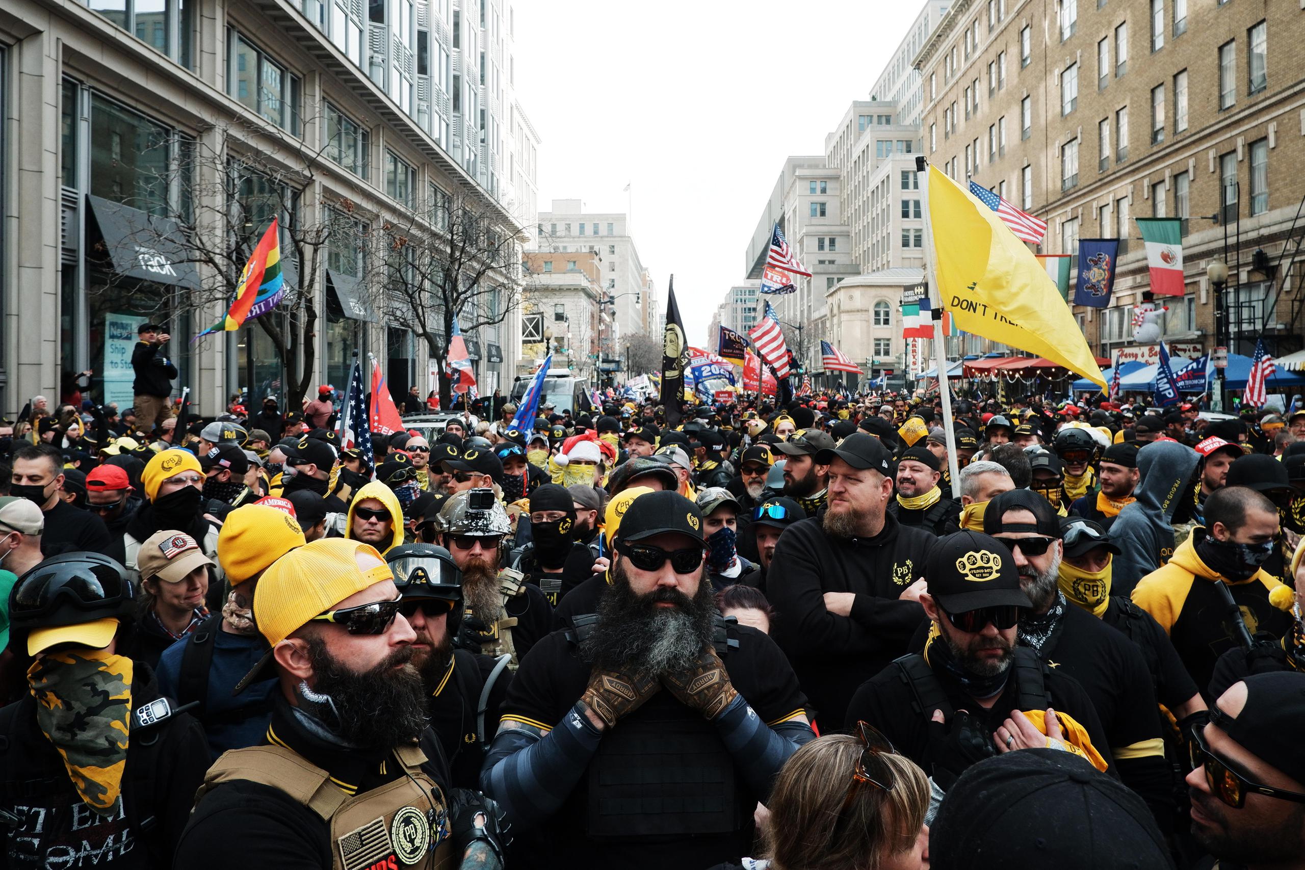Los miembros del grupo de extrema derecha Proud Boys se reúnen antes de marchar hacia Freedom Plaza, en Washington, D.C.