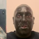 Repudian a hombre que se tatuó la cara y cabeza de negro