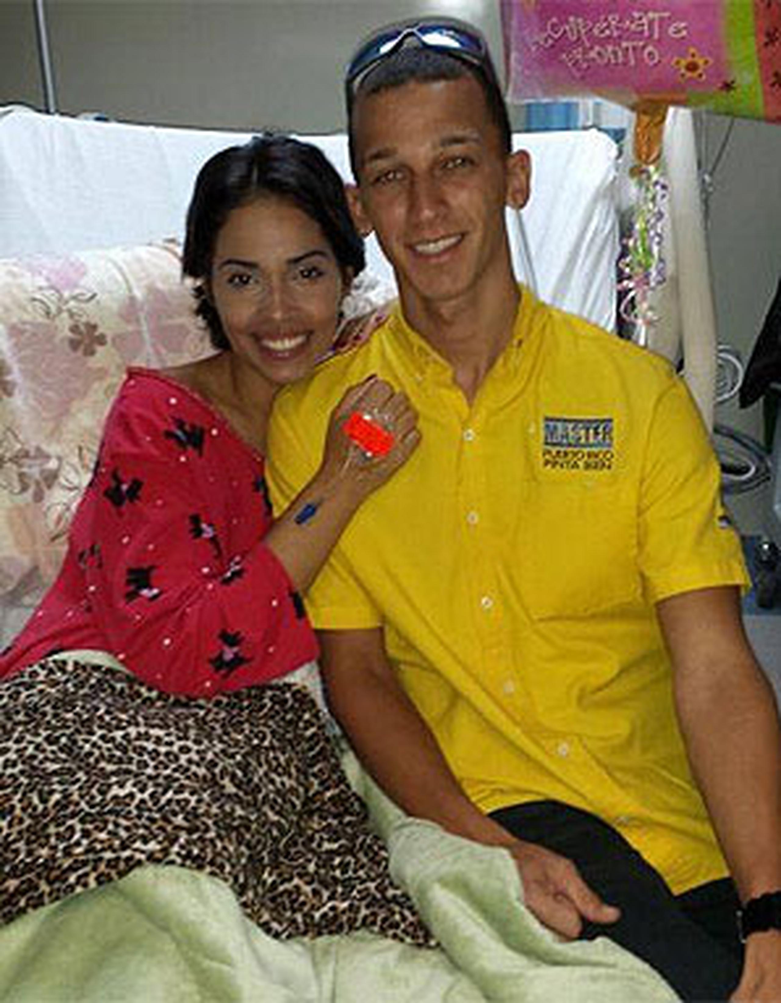 Aivelyn recibió la visita en el hospital de Nomar Santiago Bonilla, el surfer que la rescató y que gracias a él hoy está viva. (Facebook)