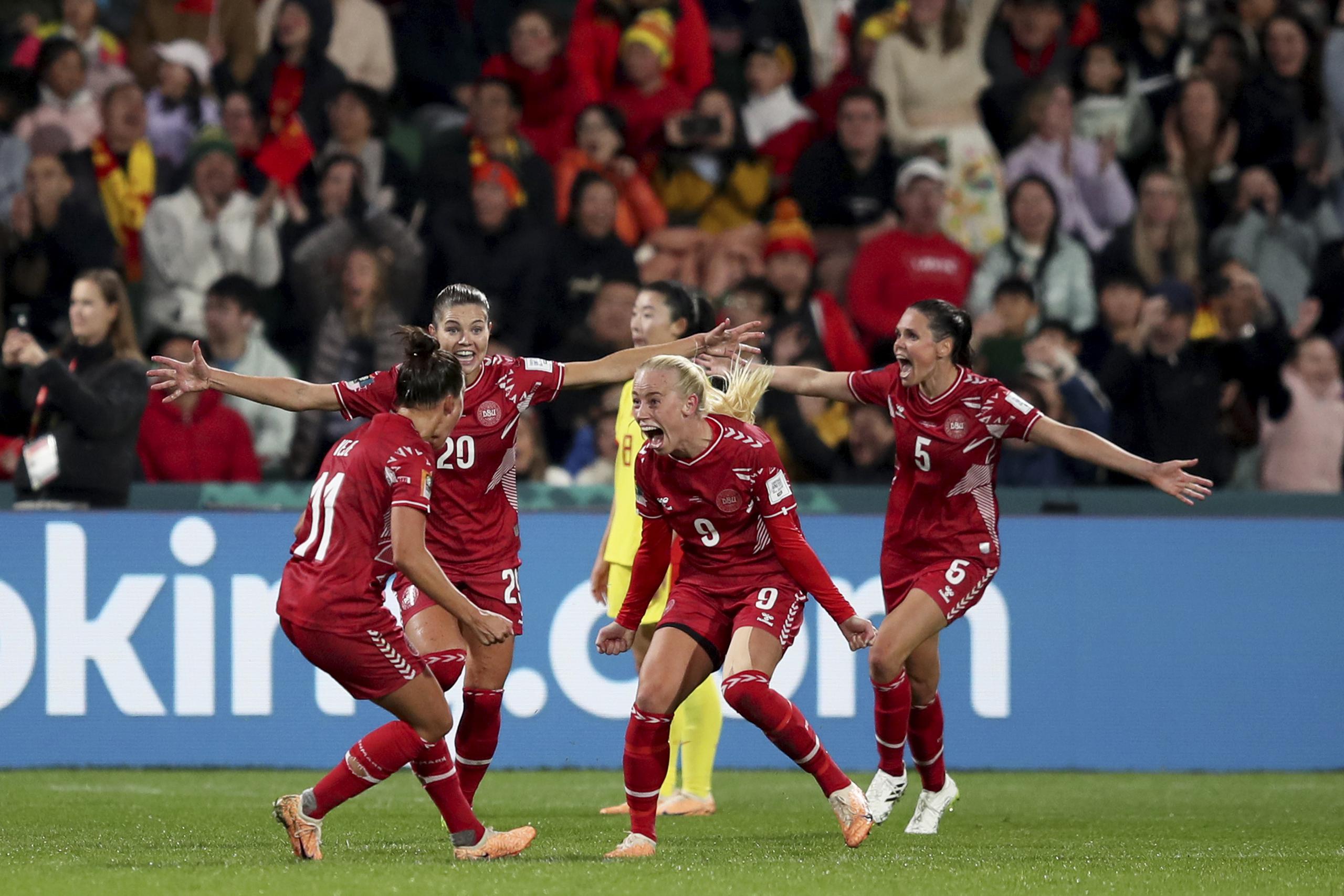 La danesa Amalie Vangsgaard celebra con sus compañeros tras anotar el gol de la victoria de su equipo ante China.