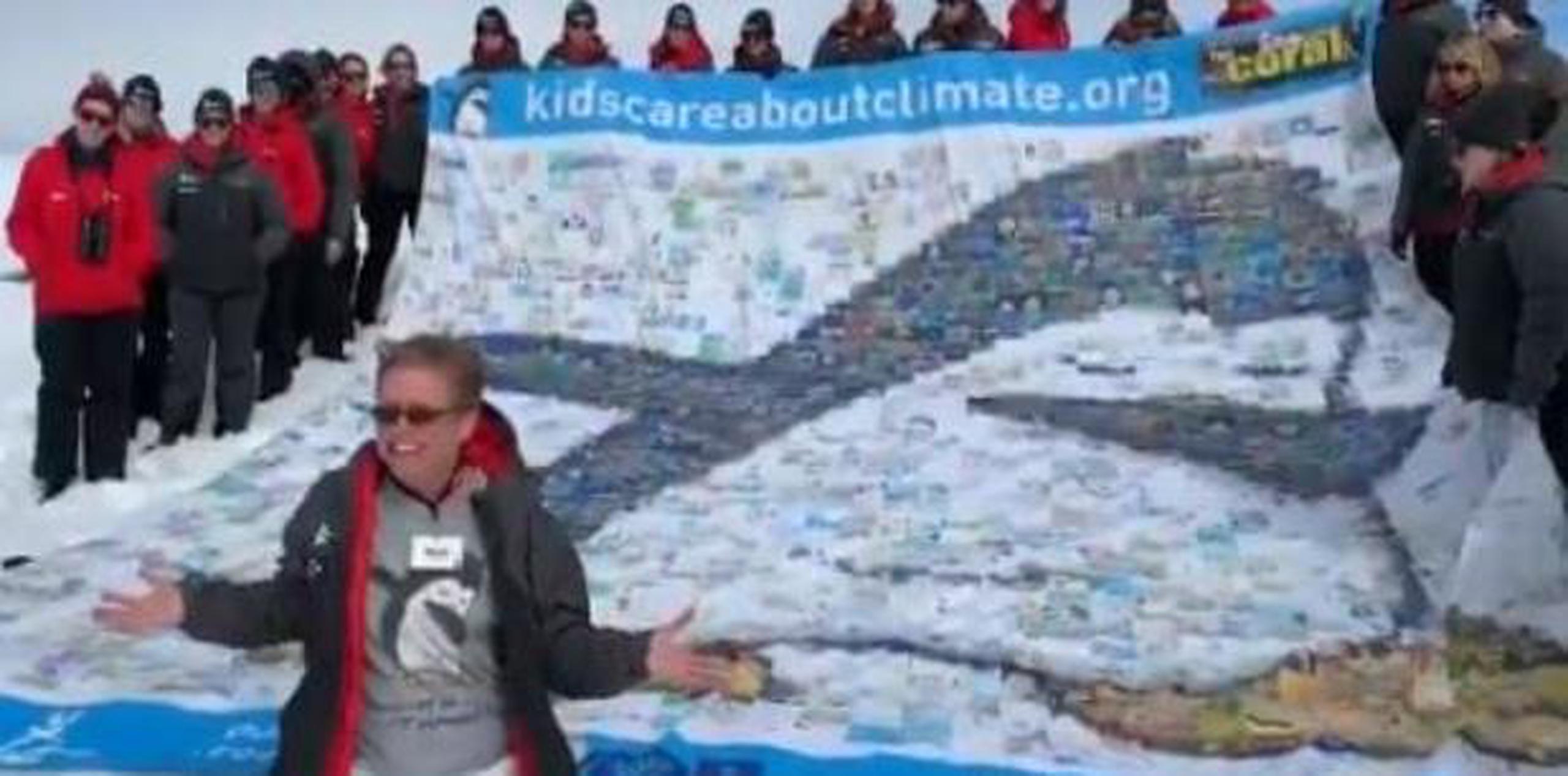 "Los niños están realmente preocupados por el cambio climático", asegura la científica autora de una bandera gigante que ella cosió a mano con los dibujos hechos por más de mil niños. (EFE)
