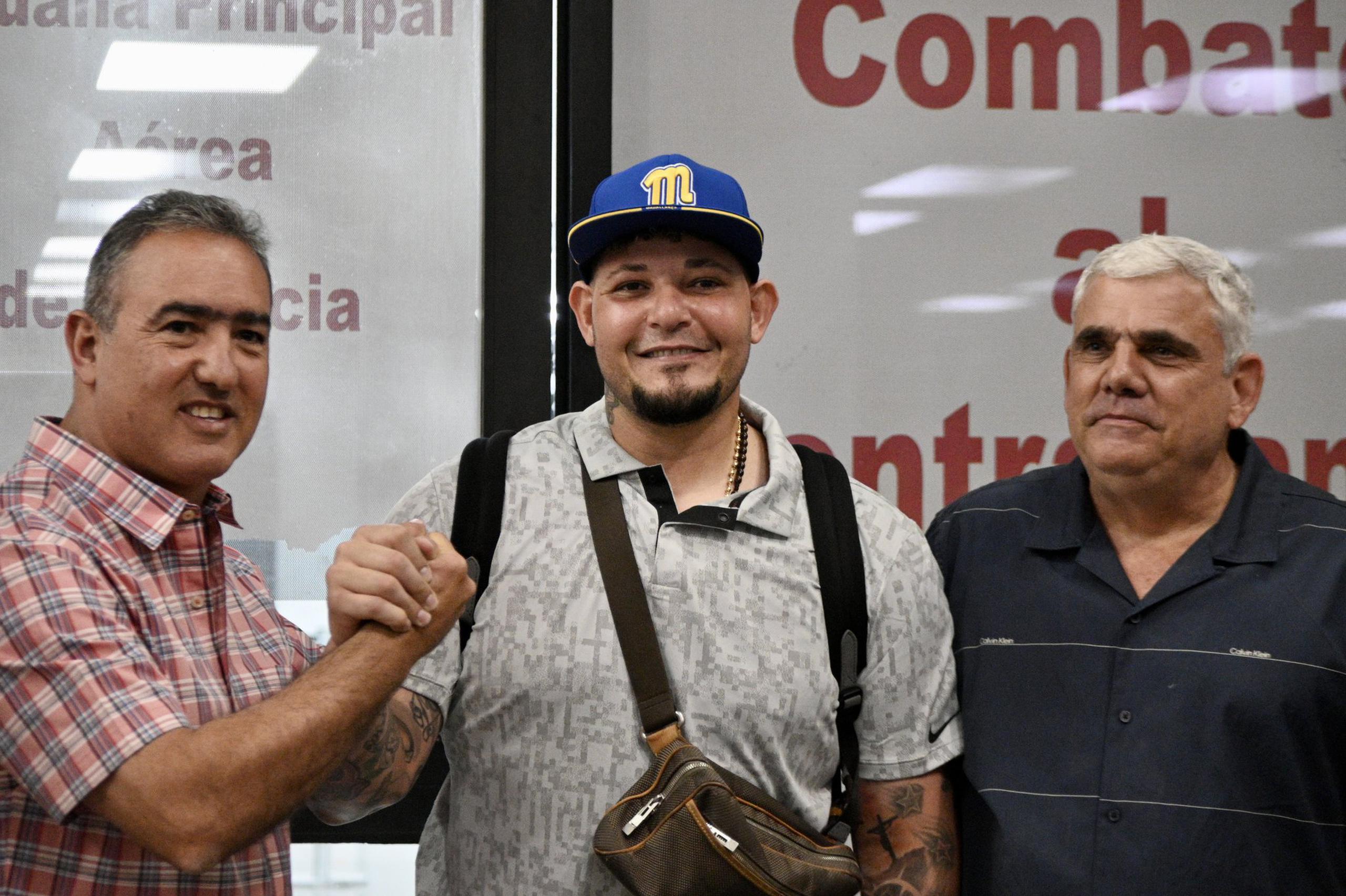 Desde la izquierda, Luis Blasini, gerente general, Yadier Molina, dirigente, y Maximiliano Branger, presidente de los Navegantes de Magallanes. La escena se dio el viernes en la llegada de Molina a Valencia, Venezuela.