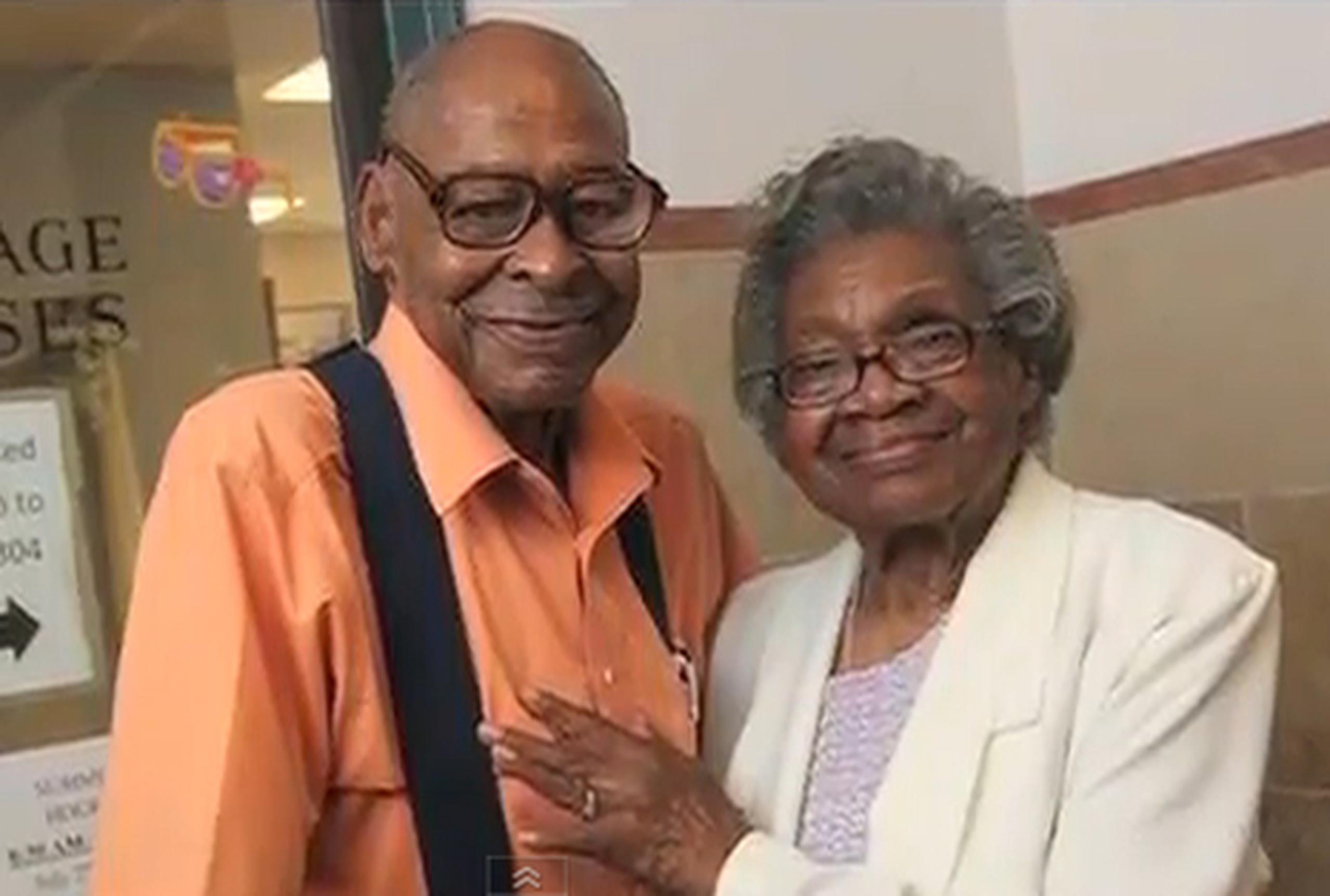 Lena Henderson y Davis Roland, ambos de 85 años, se conocieron cuando eran adolescentes en Chattanooga, Tennessee. (YouTube)
