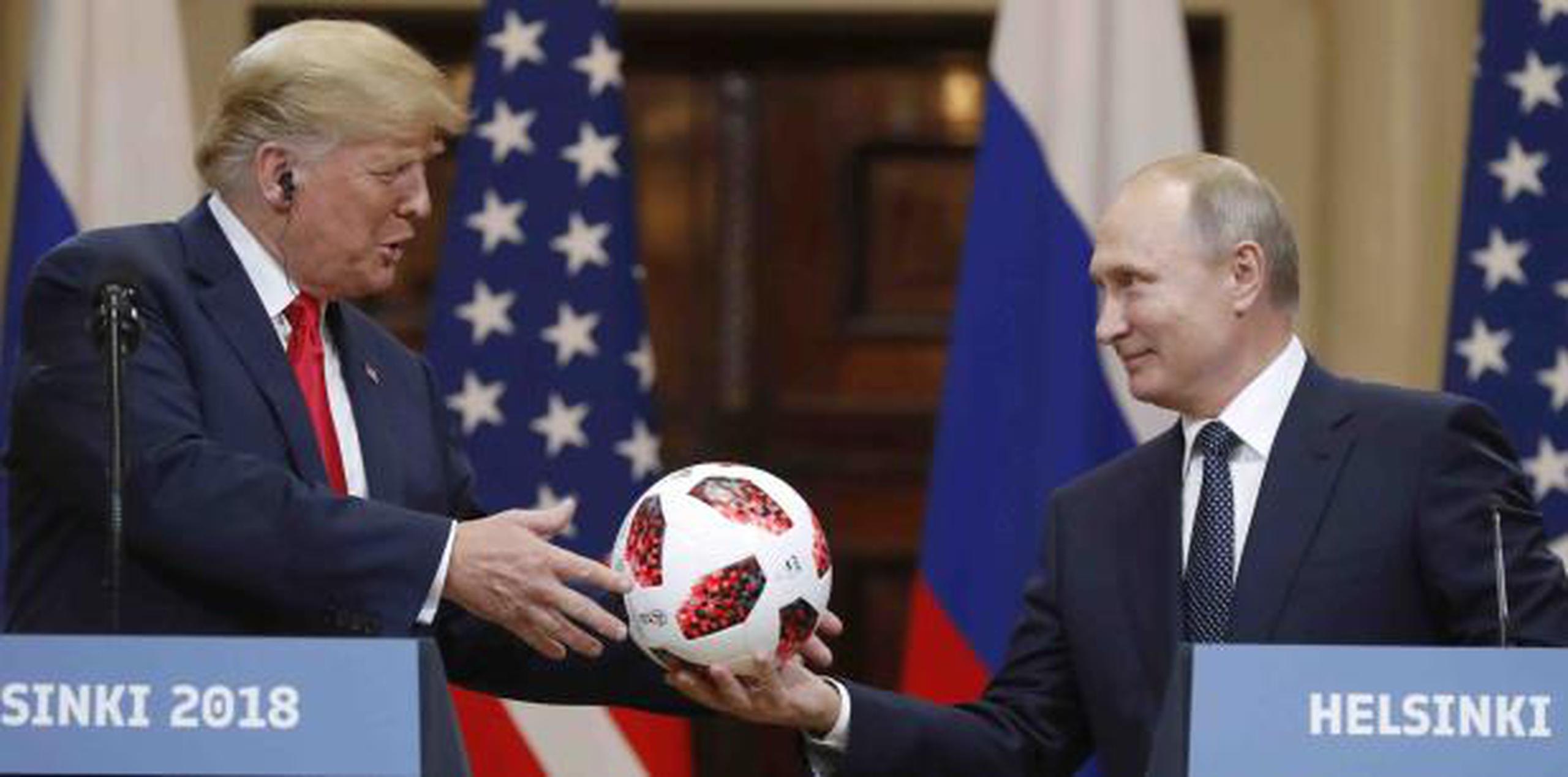 Donald Trump y Vladimir Putin en Helsinki, Finlandia. (AP / Alexander Zemlianichenko)