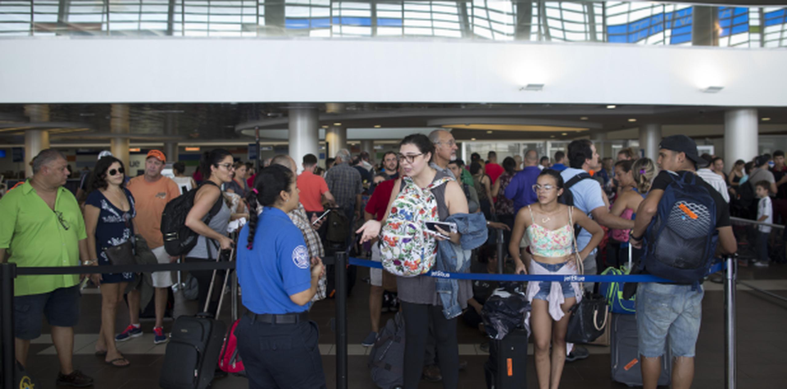 Las largas filas para tomar vuelos hacia otros estados han sido constantes en el Aeropuerto Internacional Luis Muñoz Marín desde el azote del huracán María. (xavier.araujo@gfrmedia.com)
