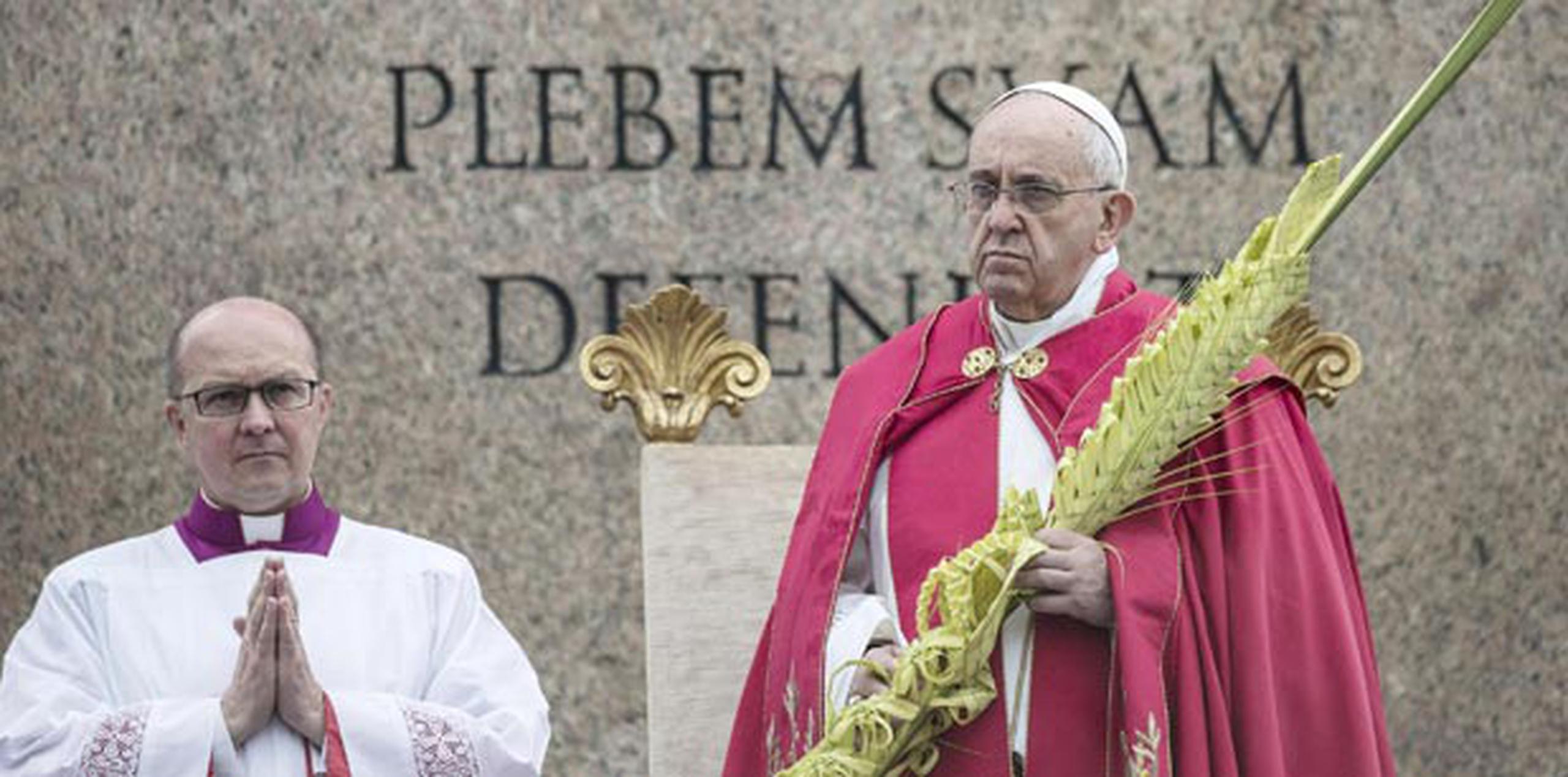 Bajo un cielo nublado, el pontífice efectuó la misa en la escalinata de la plaza ante la multitud. (EFE/EPA/Angelo Carconi)