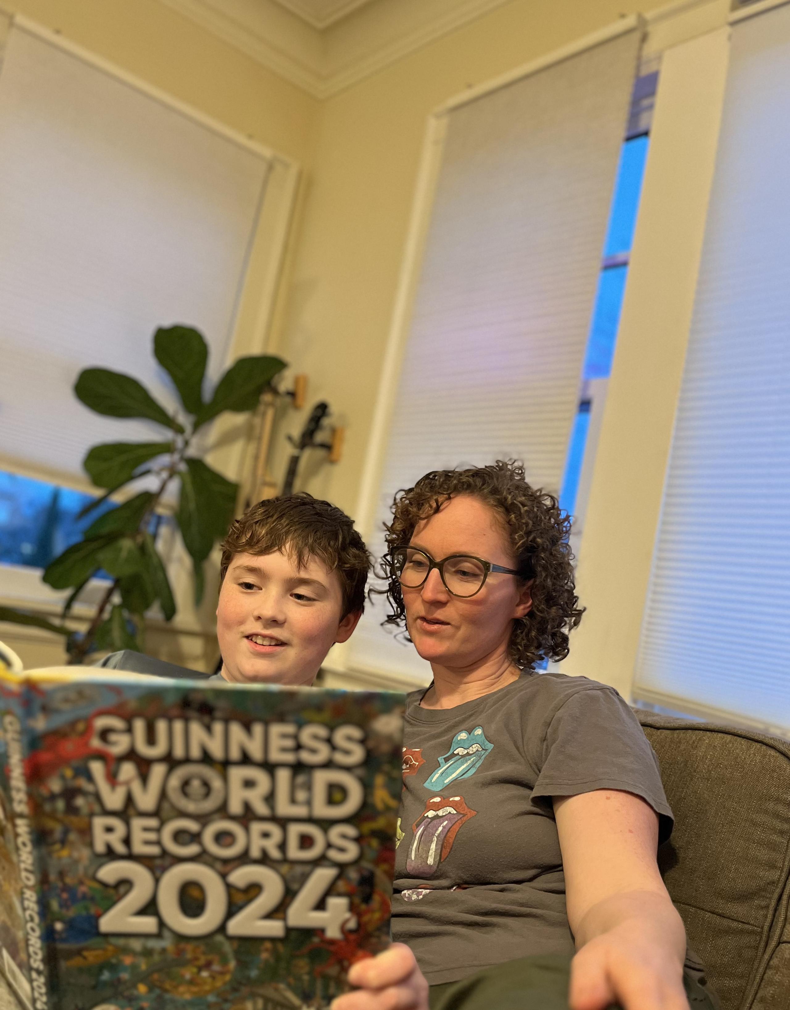 Jenny DuVander compartió que su hijo Evan la inspiró a presentar la solicitud para el récord de la circunferencia de lengua más grande.