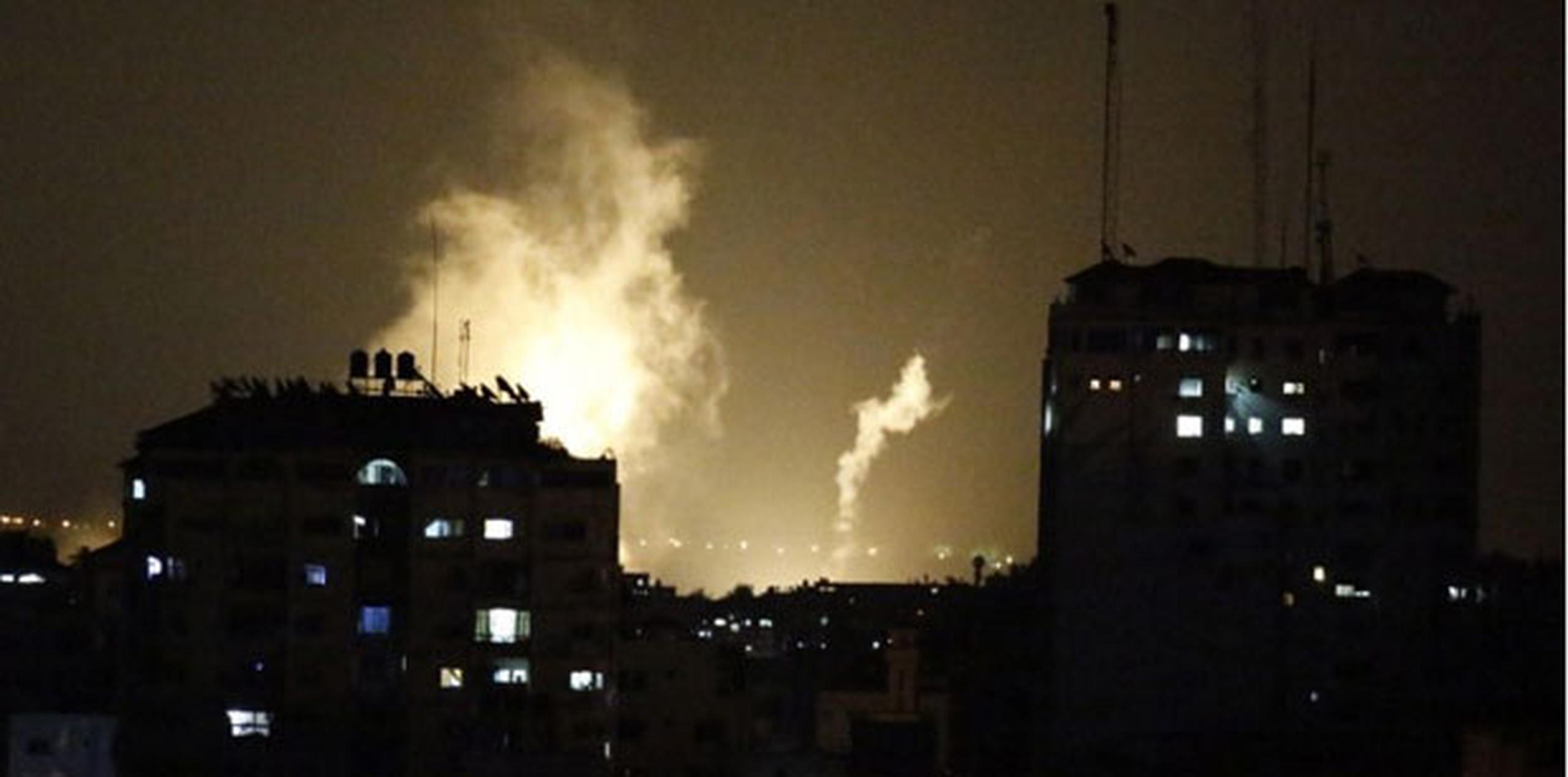Humo entre edificios palestinos tras ataque israelí en Gaza. (AFP)