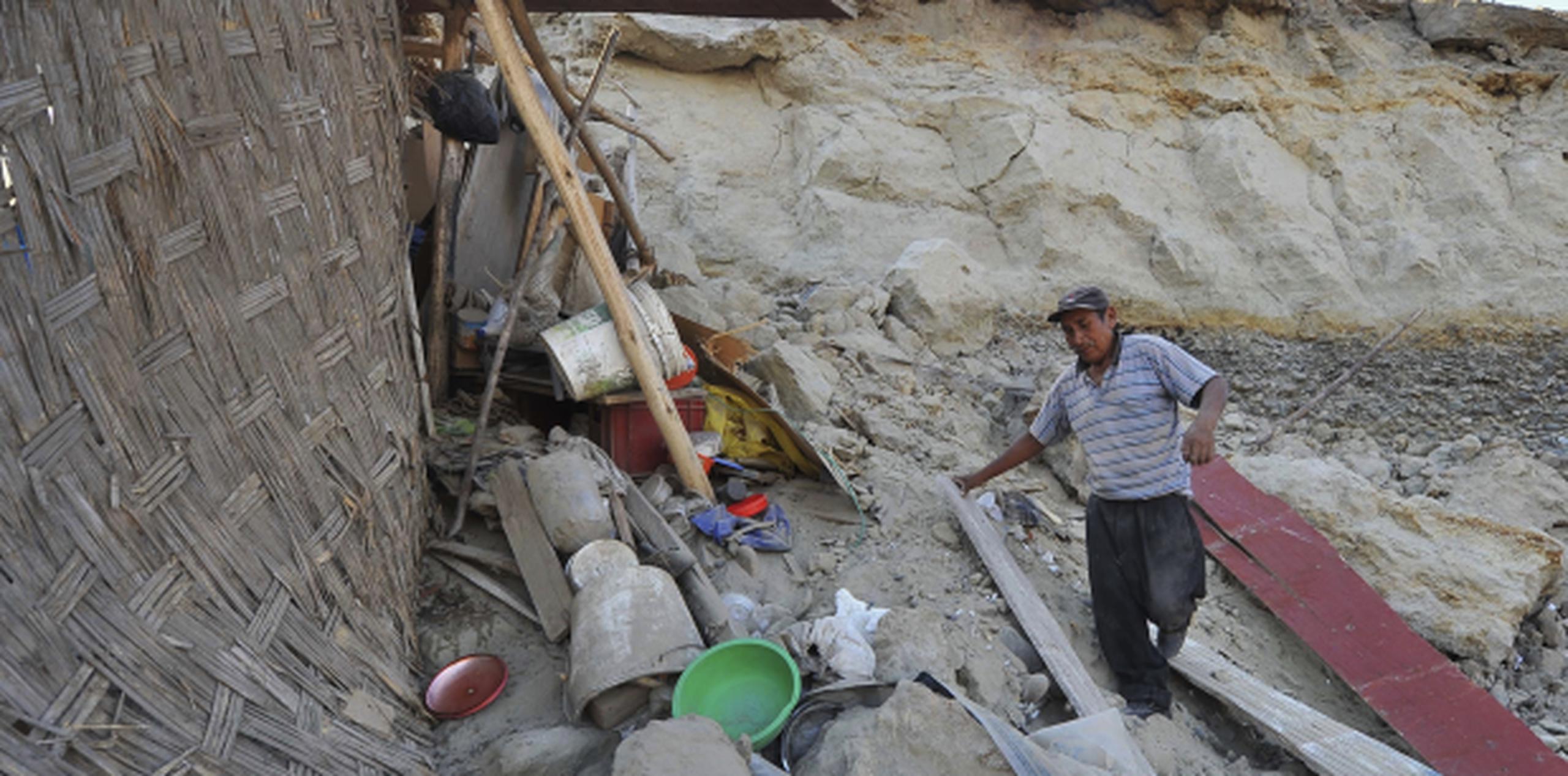 Un hombre recorre los escombros en que quedó su casa tras el fuerte sismo. (AP)