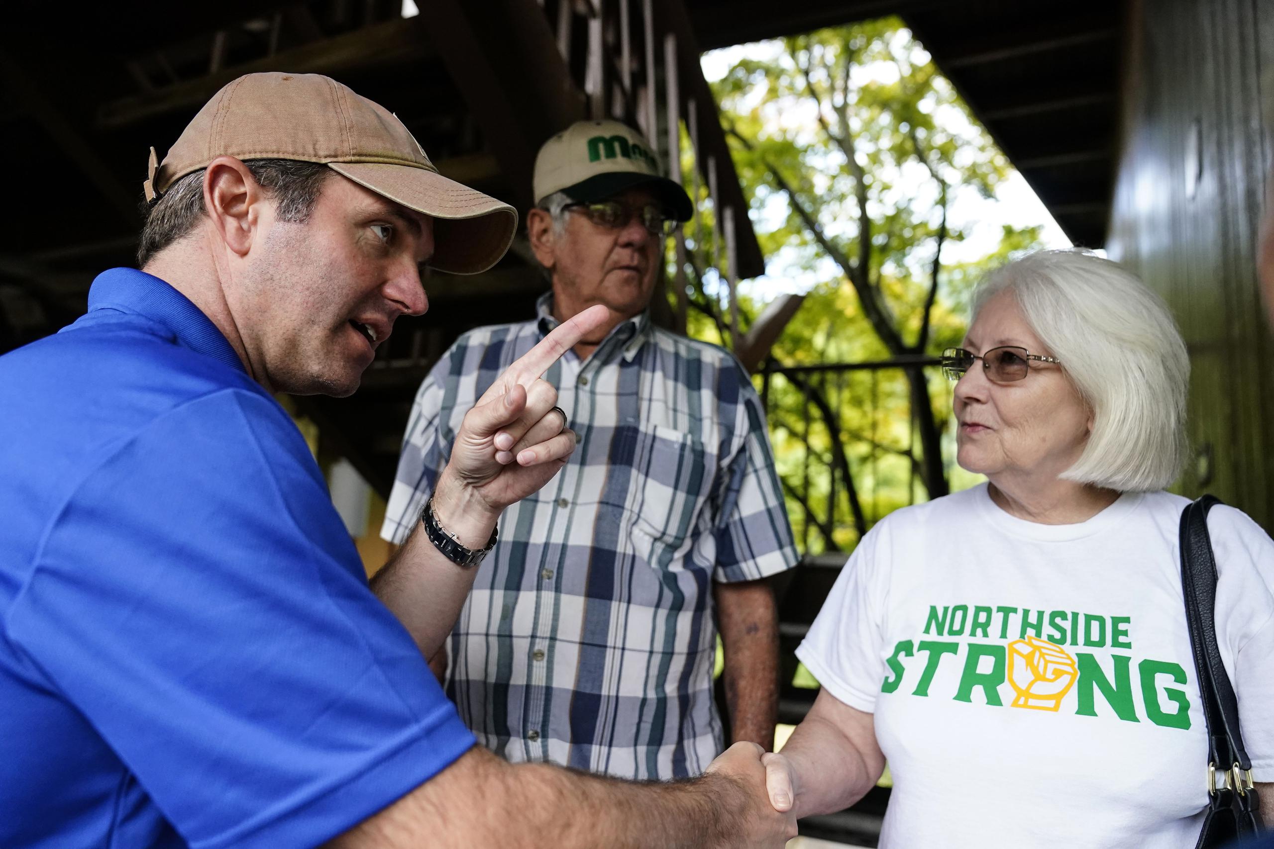 El gobernador de Kentucky Andy Beshear, a la izquierda, habla con residentes desplazados por inundaciones en el Parque Estatal Jenny Wiley en Prestonsburg, Kentucky.
