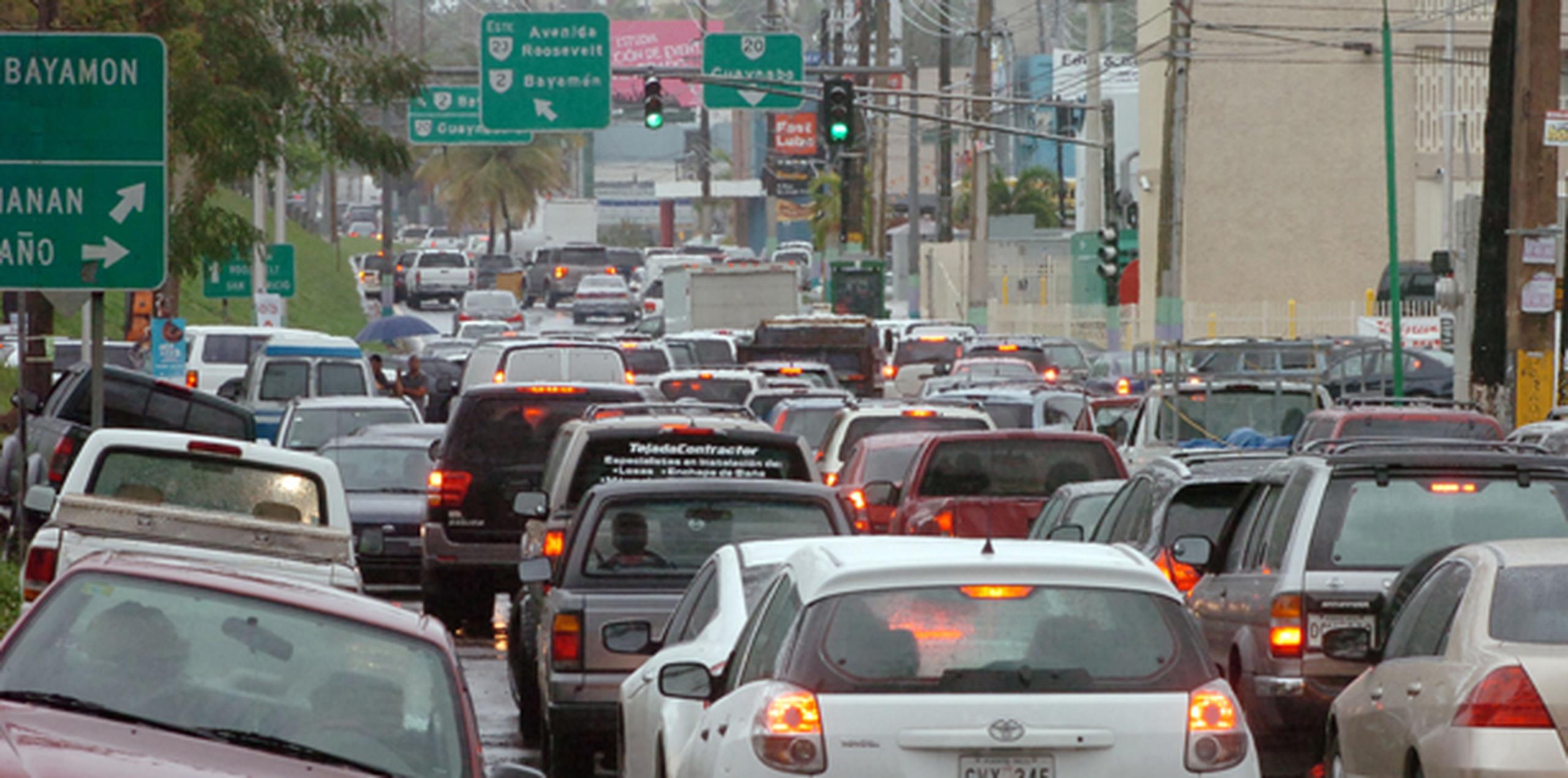 Carolina: Tránsito liviano en la Ave PR 8 en ruta hacia San Juan.  Precaución con semáforos averiados. (Archivo)
