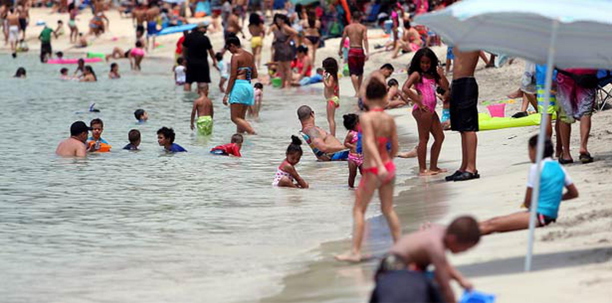 Por si no lo sabía, en Puerto Rico existen más de 1,125 playas, así que no se arriesgue, vaya a las que se sabe que no están contaminadas. (Archivo)