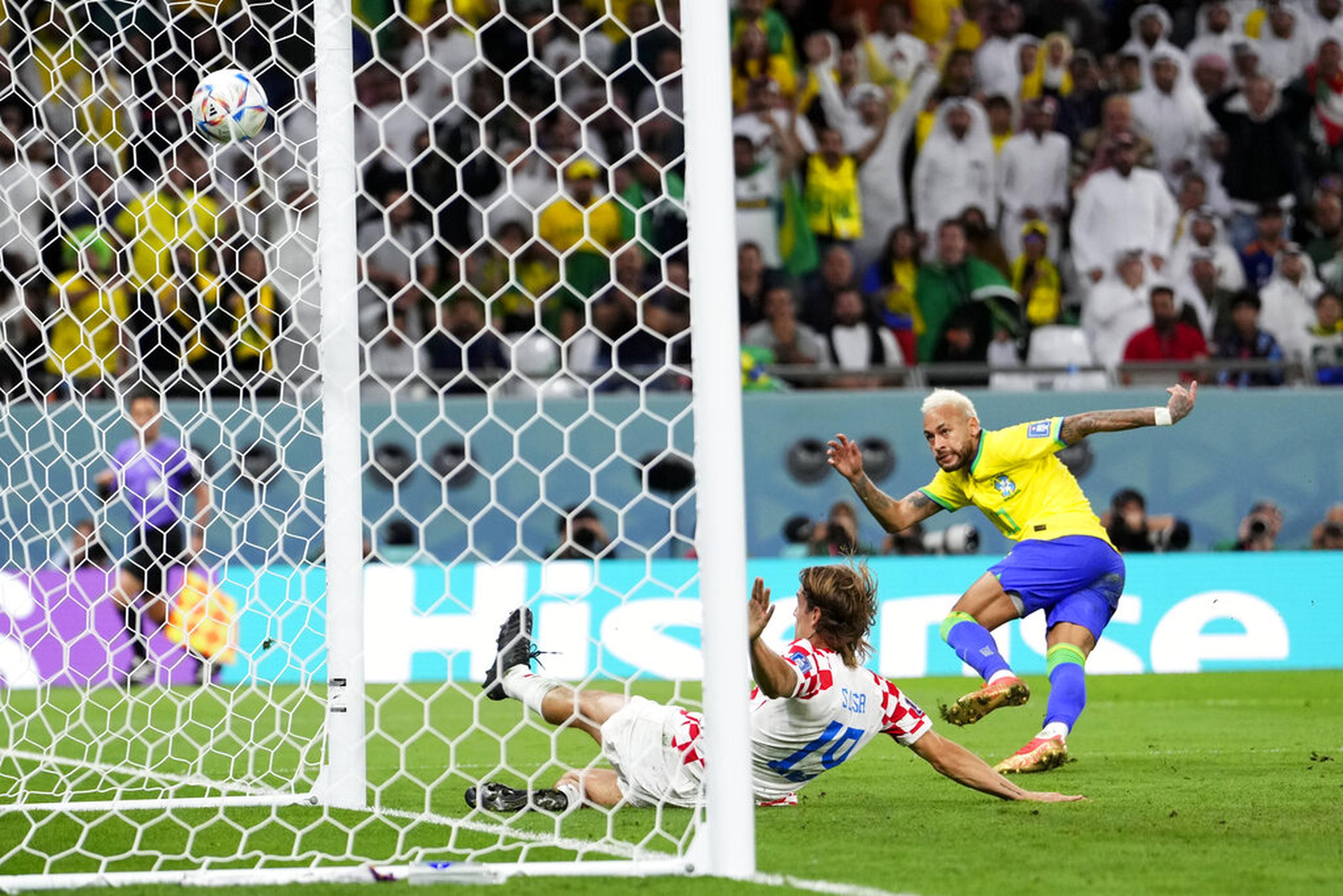 Neymar anota el primer gol de Brasil en el partido contra Croacia por los cuartos de final del Mundial.