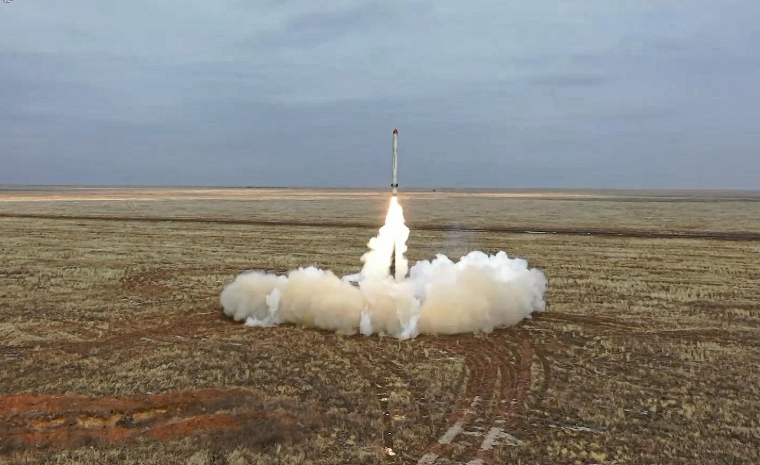 Imagen provista por el Ministerio de Defensa ruso del lanzamiento esta mañana de un misil Iskander-K.