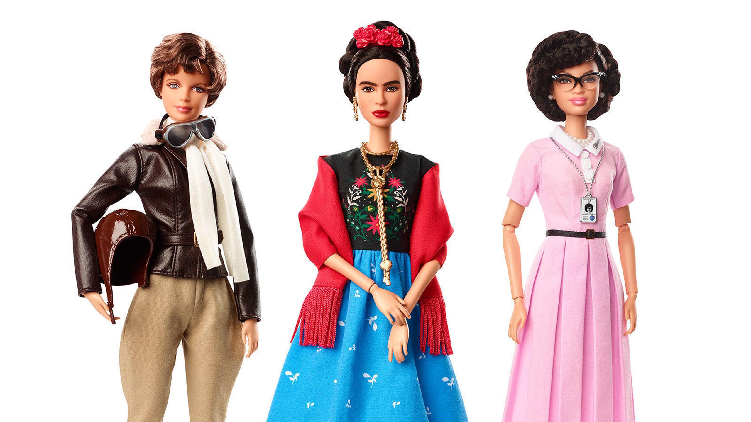 Barbie lanzó muñecas que representan a la piloto Amelia Earhart, desde la izquierda, Kahlo y la matemática Katherine Johnson, parte de su colección Mujeres Inspiradoras. (AP)
