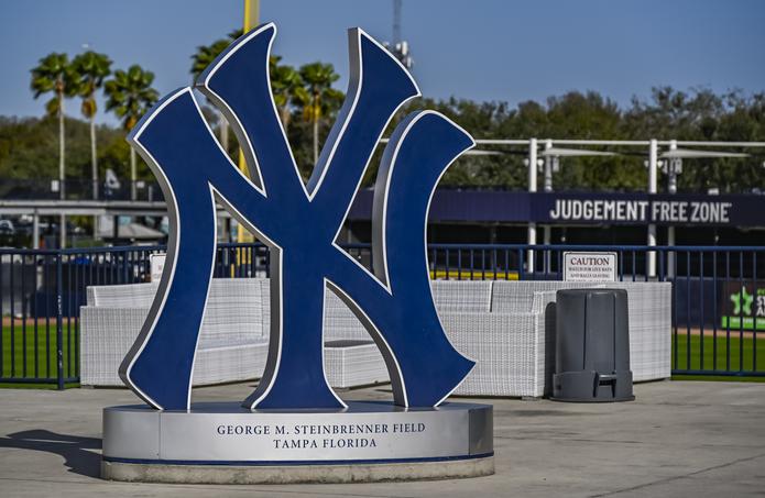 El complejo primaveral de los Yankees de Nueva York, en Tampa, Florida, luce vacío debido a que los campos de entrenamientos no pueden efectuarse debido al cierre patronal.