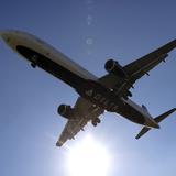 Aerolínea ofrece 10,000 dólares a pasajeros para cambiar su boleto de vuelo sobrevendido 