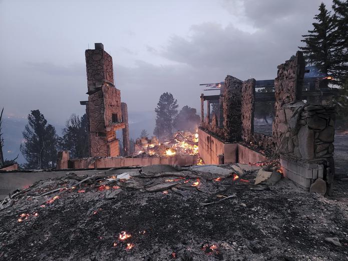 Remanentes de uno de los  hogares que fue arrasado por las llamas del incendio en el pueblo de Ruidoso en New Mexico.