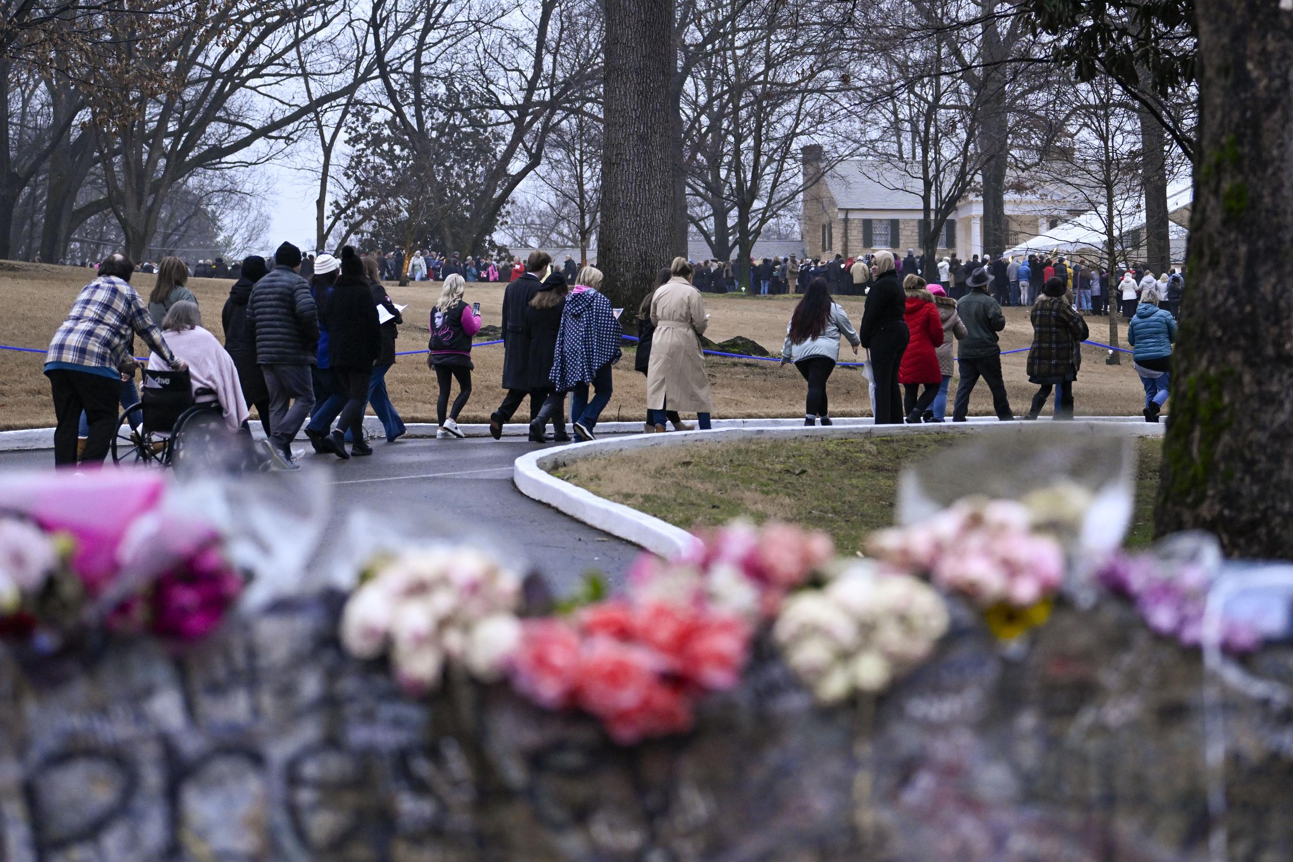 Varias personas llegan a Graceland para el funeral de Lisa Marie Presley el domingo 22 de enero de 2023, en Memphis, Tennessee. (AP Foto/John Amis)