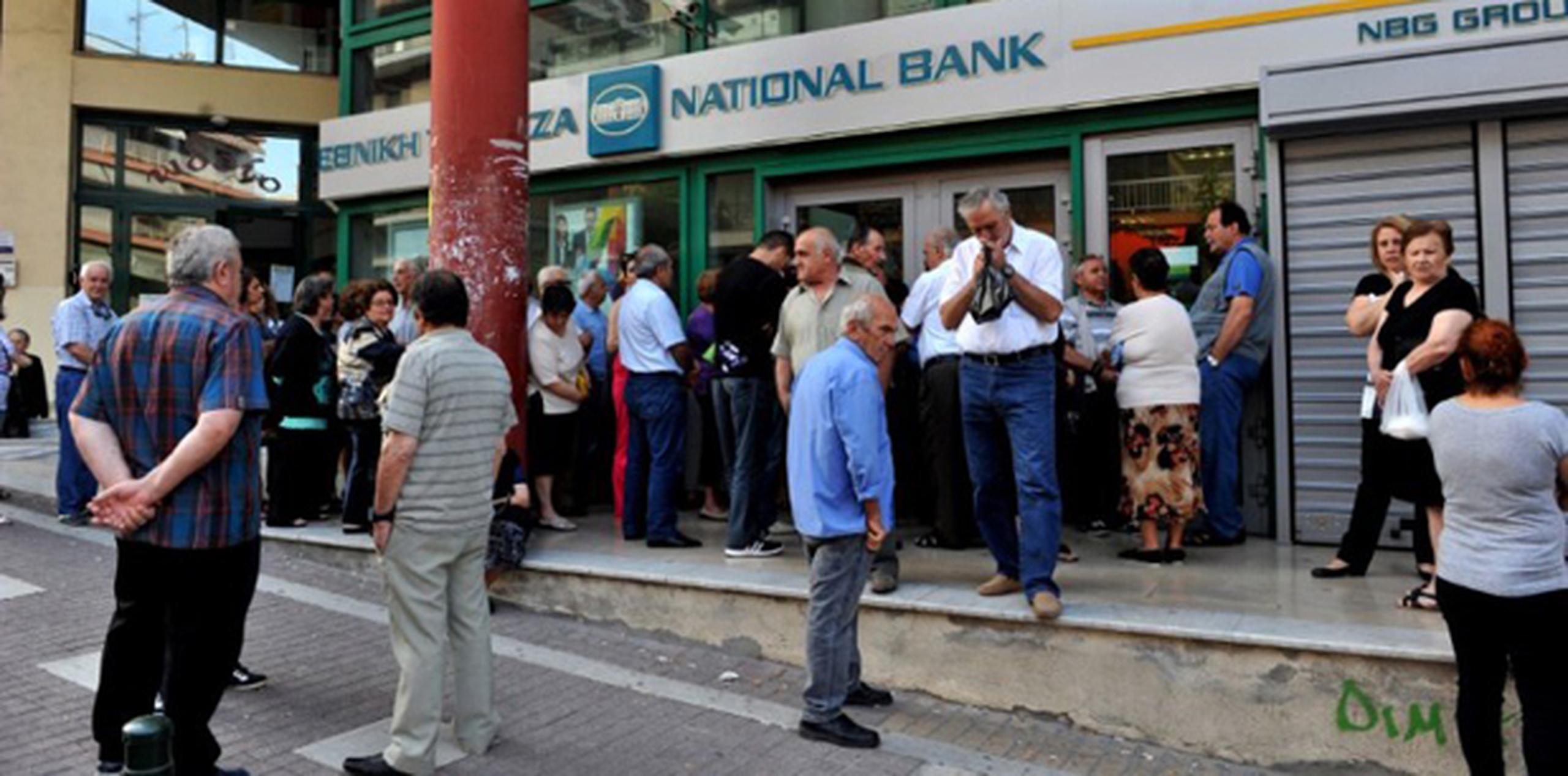 El cierre de los bancos se decretó luego de que los griegos agotasen los fondos de los cajeros automáticos durante el fin de semana. (AFP)
