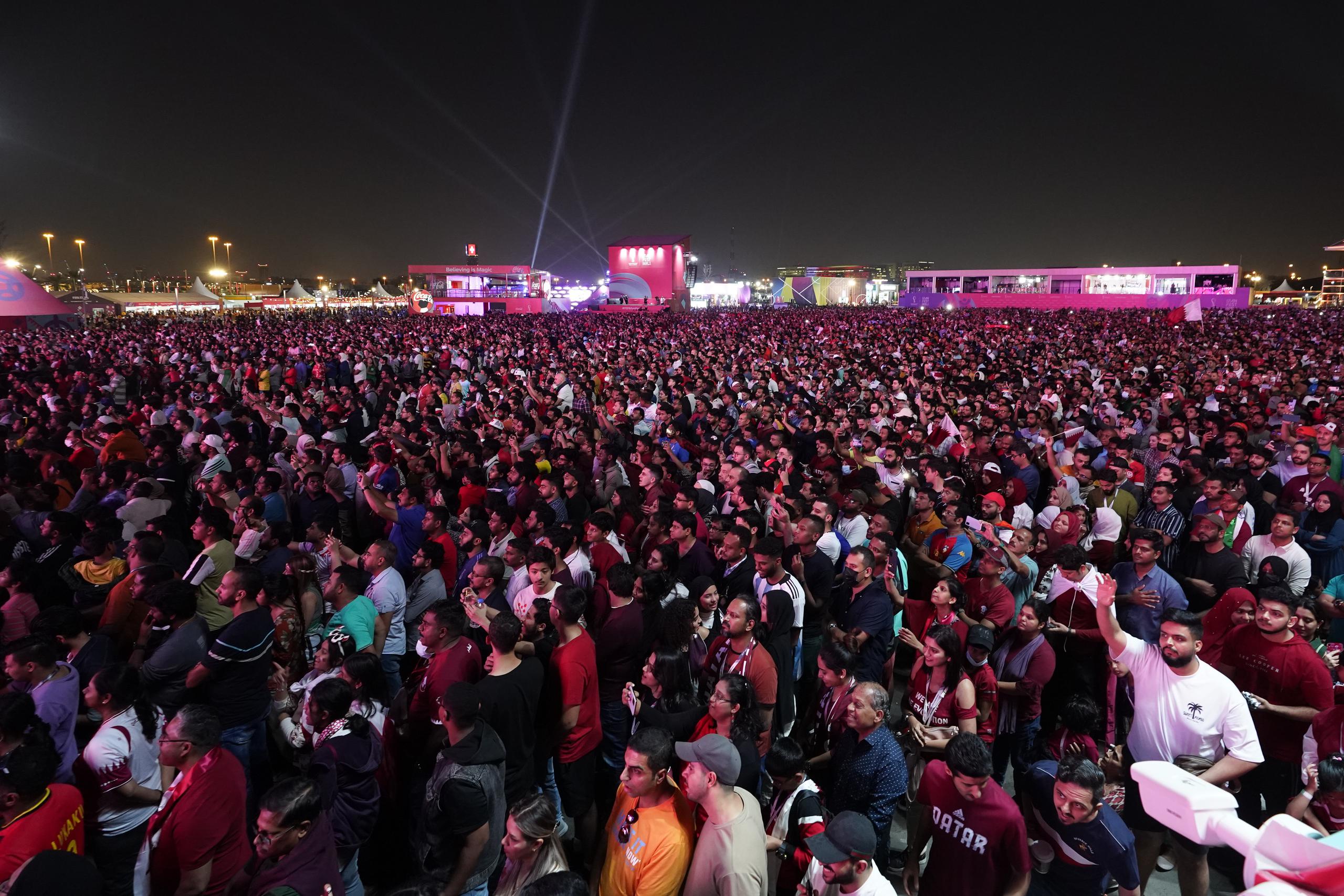 Una multitud de aficionados mira en pantalla gigante el partido inaugural de la Copa del Mundo, entre Qatar y Ecuador, el domingo 20 de noviembre de 2022, en Doha (AP Foto/Moisés Castillo)