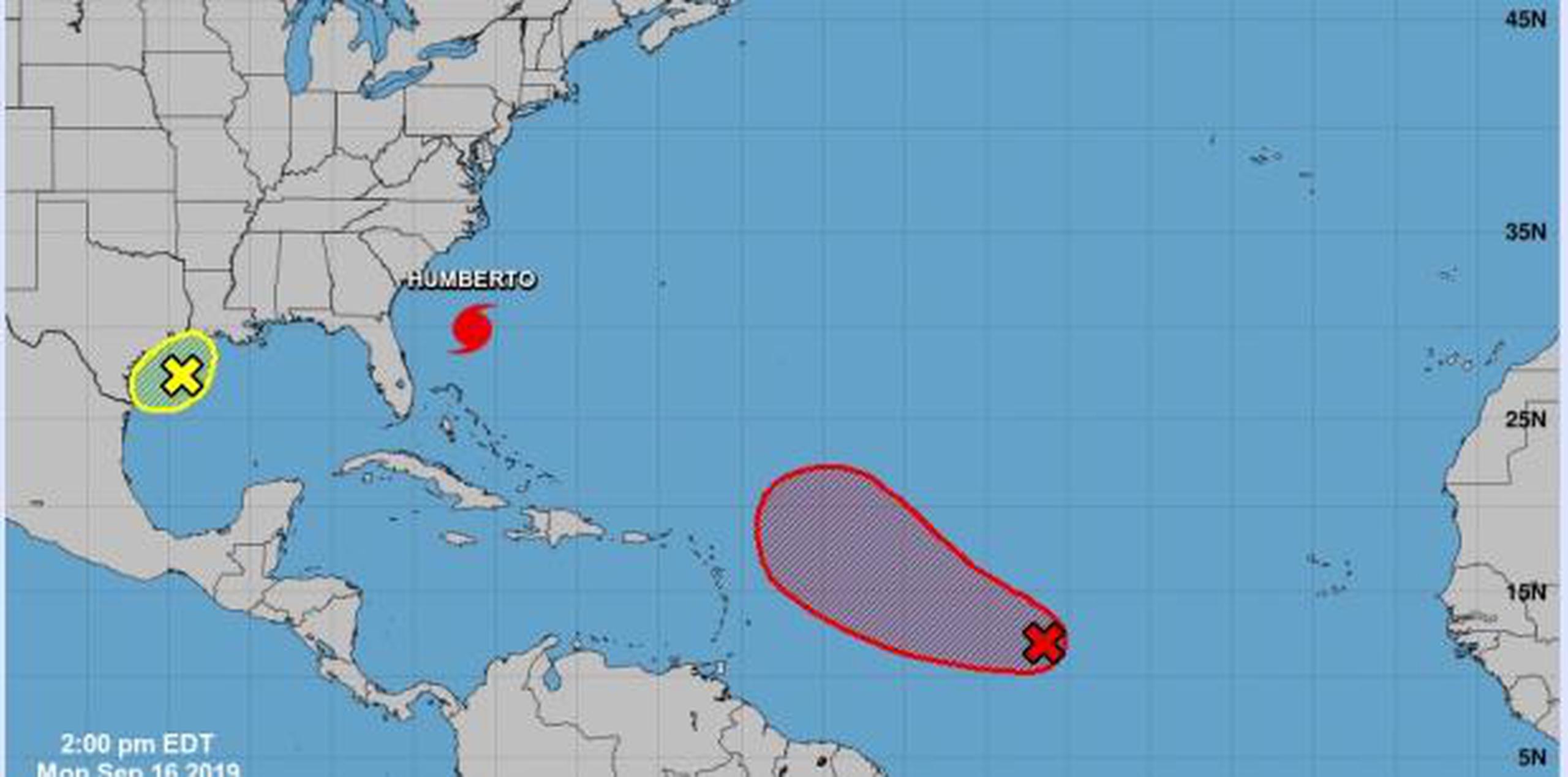 El Centro Nacional de Huracanes emitiendo avisos sobre el huracán
Humberto, ubicado a menos de 700 millas al oeste-suroeste de las Bermudas. (NOAA)