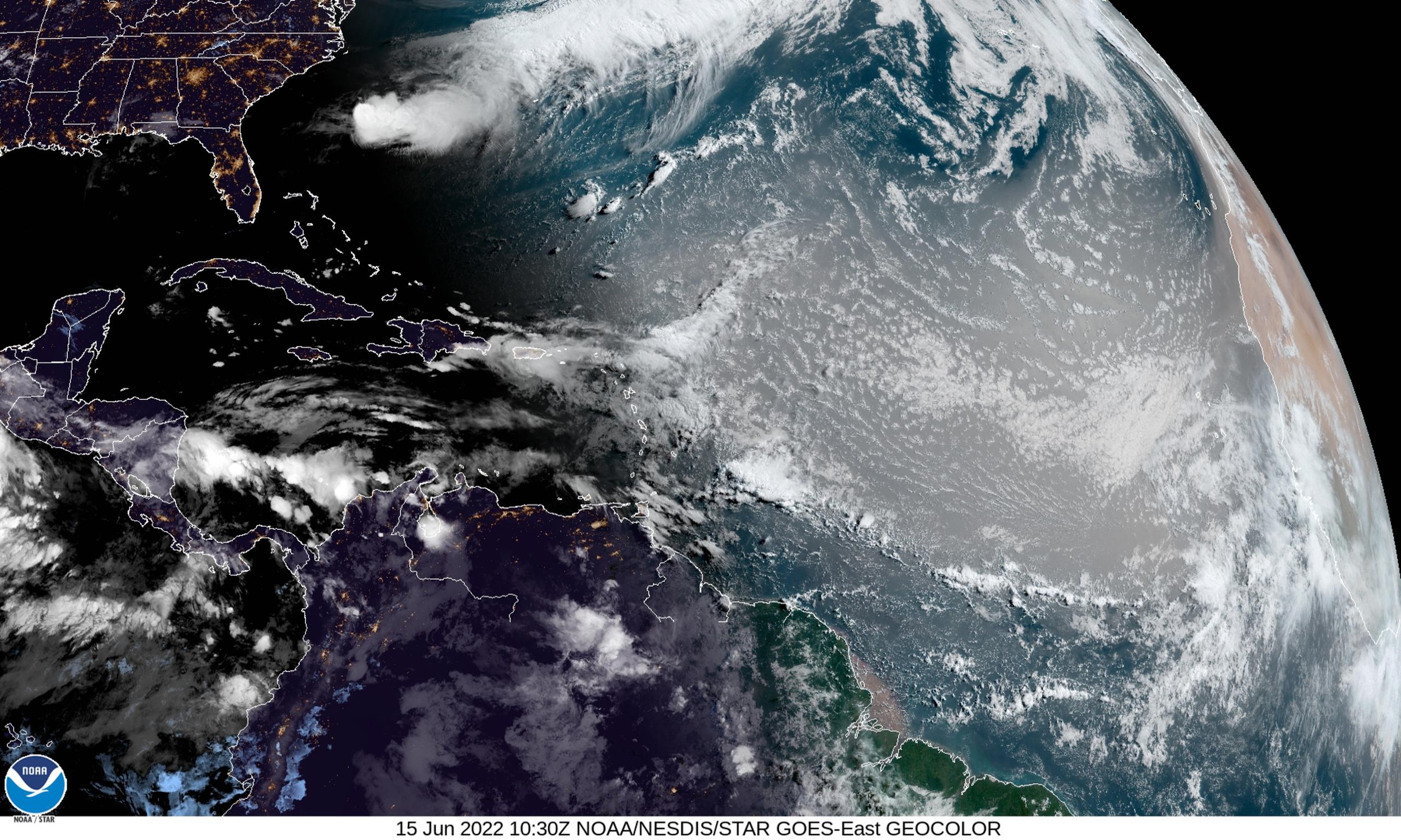 Imagen de satélite de la mañana del 15 de junio de 2022 en la que se observa la nube de polvo del desierto del Sahara viajando por el océano Atlántico.