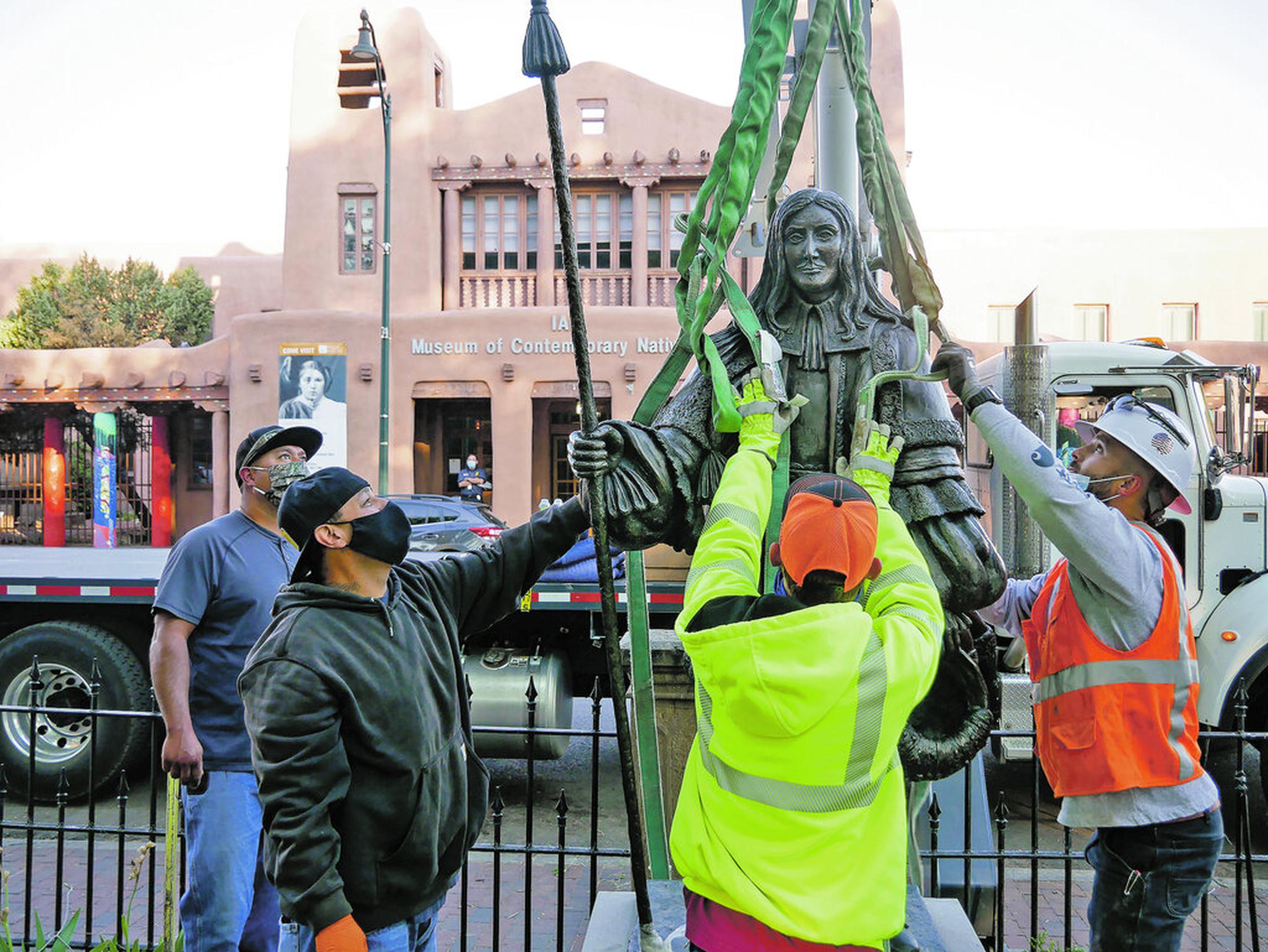 Trabajadores retiraron ayer la estatua de don Diego de Vargas en Santa Fe.