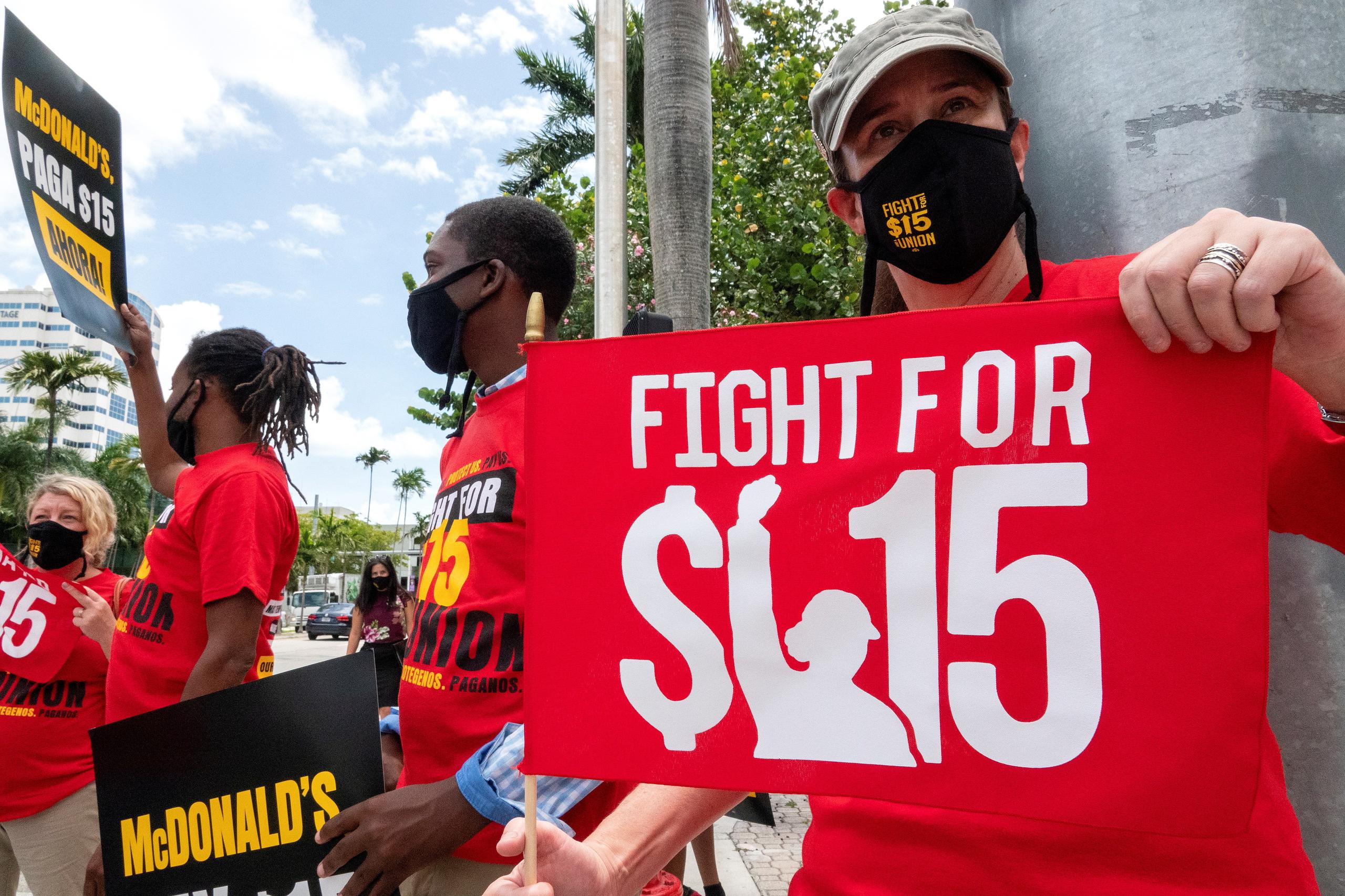Empleados asisten a una manifestación frente al McDonald's de Broward Boulevard, en Fort Lauderdale, Florida, el 19 de mayo de 2021.