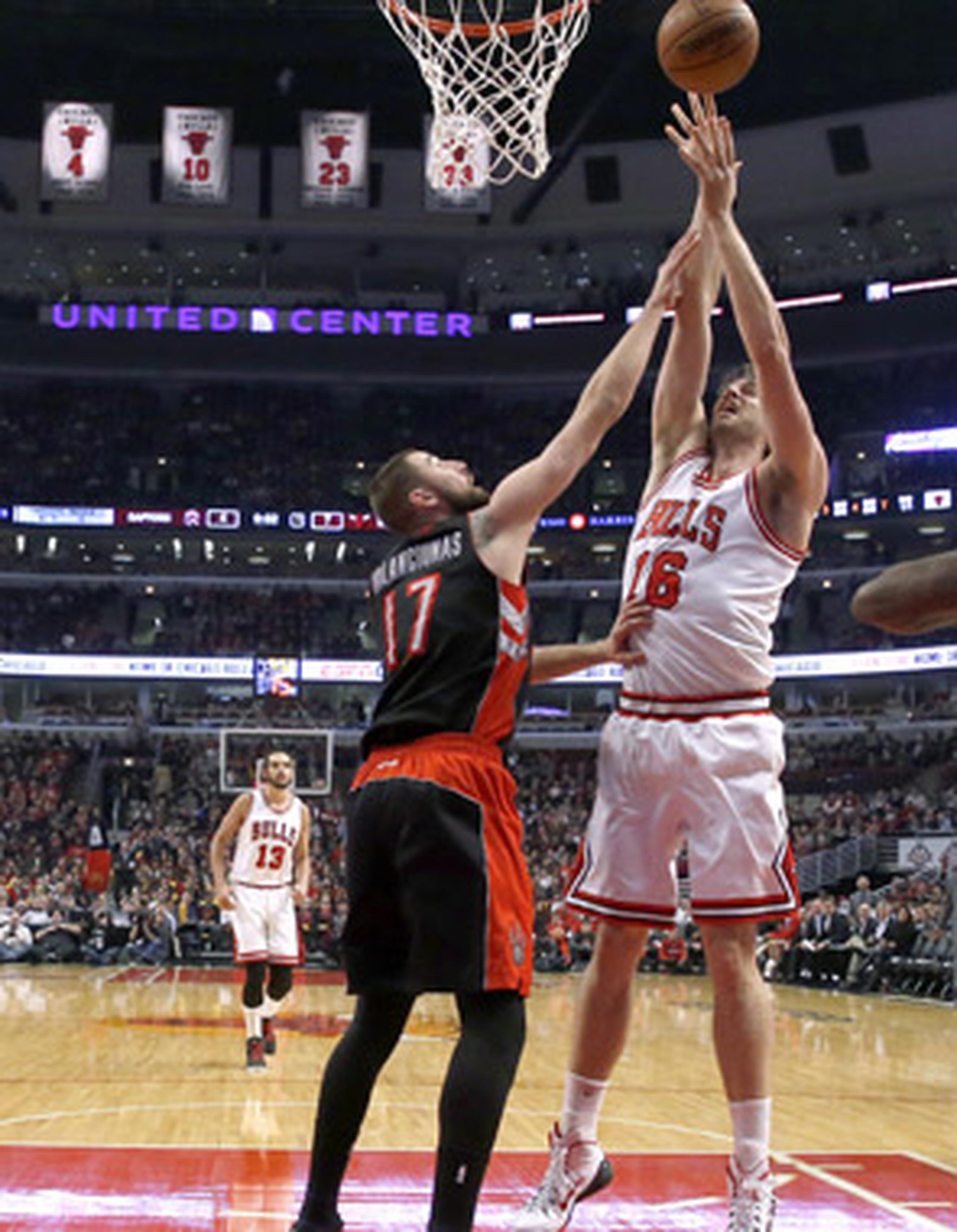 Pau Gasol, de los Bulls, tuvo 14 puntos, nueve rebotes y tres bloqueos en la victoria de Chicago anoche. 
(AP / Charles Rex Arbogast)
