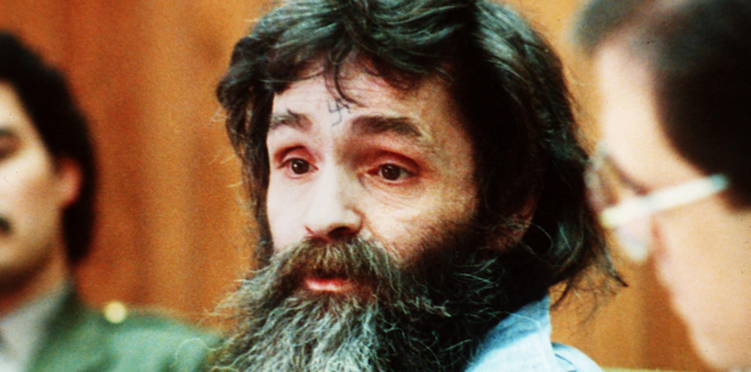 En esta fotografía de archivo de 1986, Charles Manson comparece en un tribunal. (Prensa Asociada)